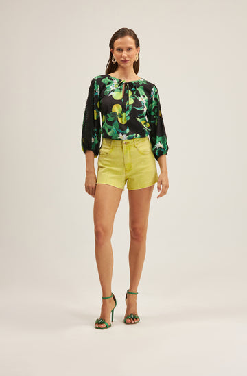 BLUSA ESTAMPADA DETALHE RENDA ONCA PRETA