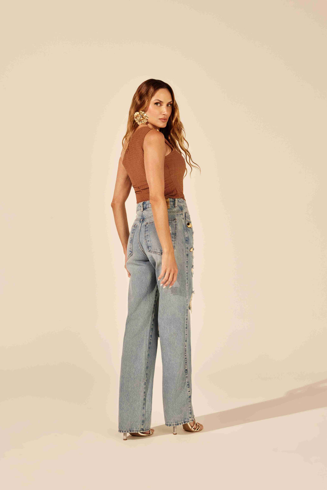BLUSA FEMININA UM OMBRO SÓ COM DETALHE AVIAMENTO ONÇA PRETA