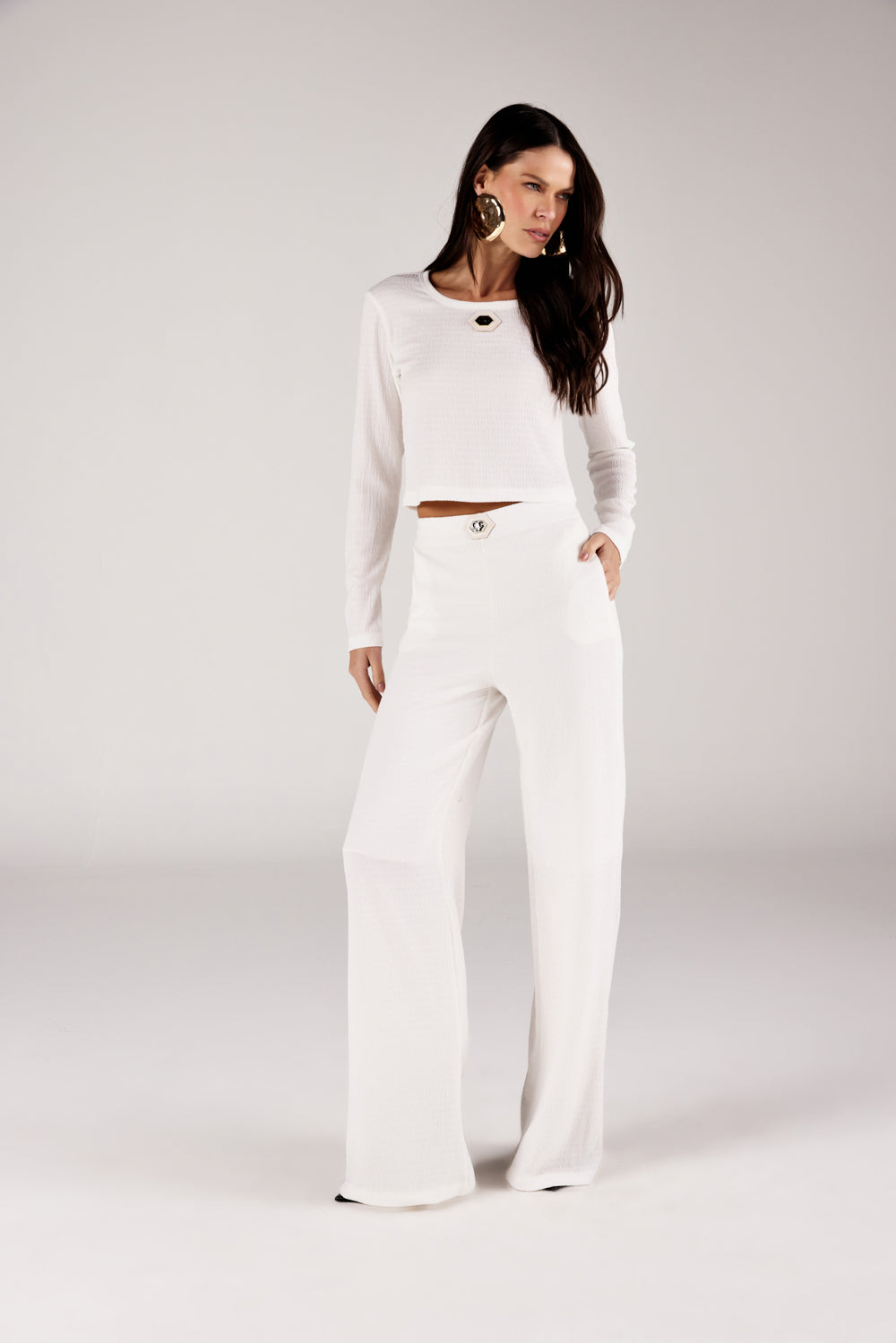 Blusa cropped soltinha texturizada, look de frente com calça wide leg Onça Preta