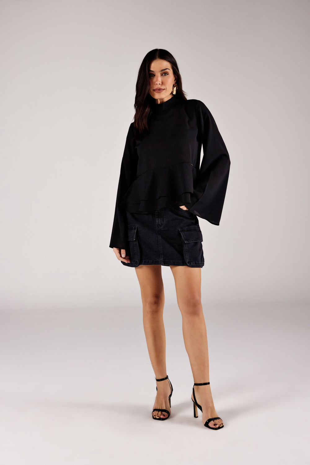Blusa gola alta babados preto look completo frontal Onça Preta