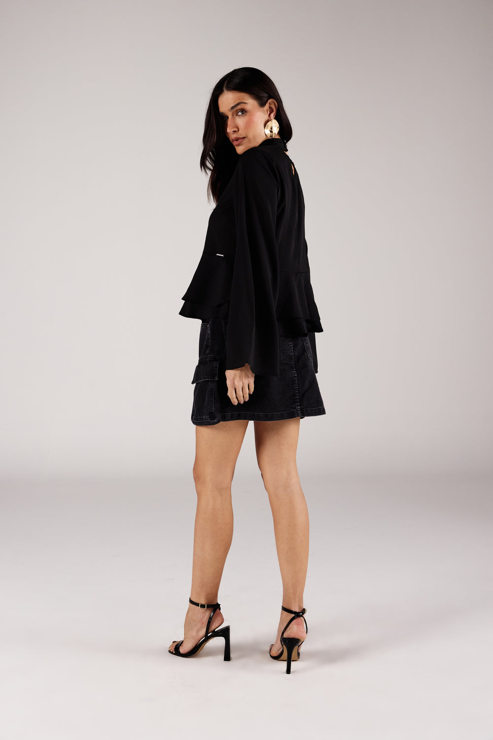 Blusa gola alta babados preto vista traseira mangas amplas Onça Preta