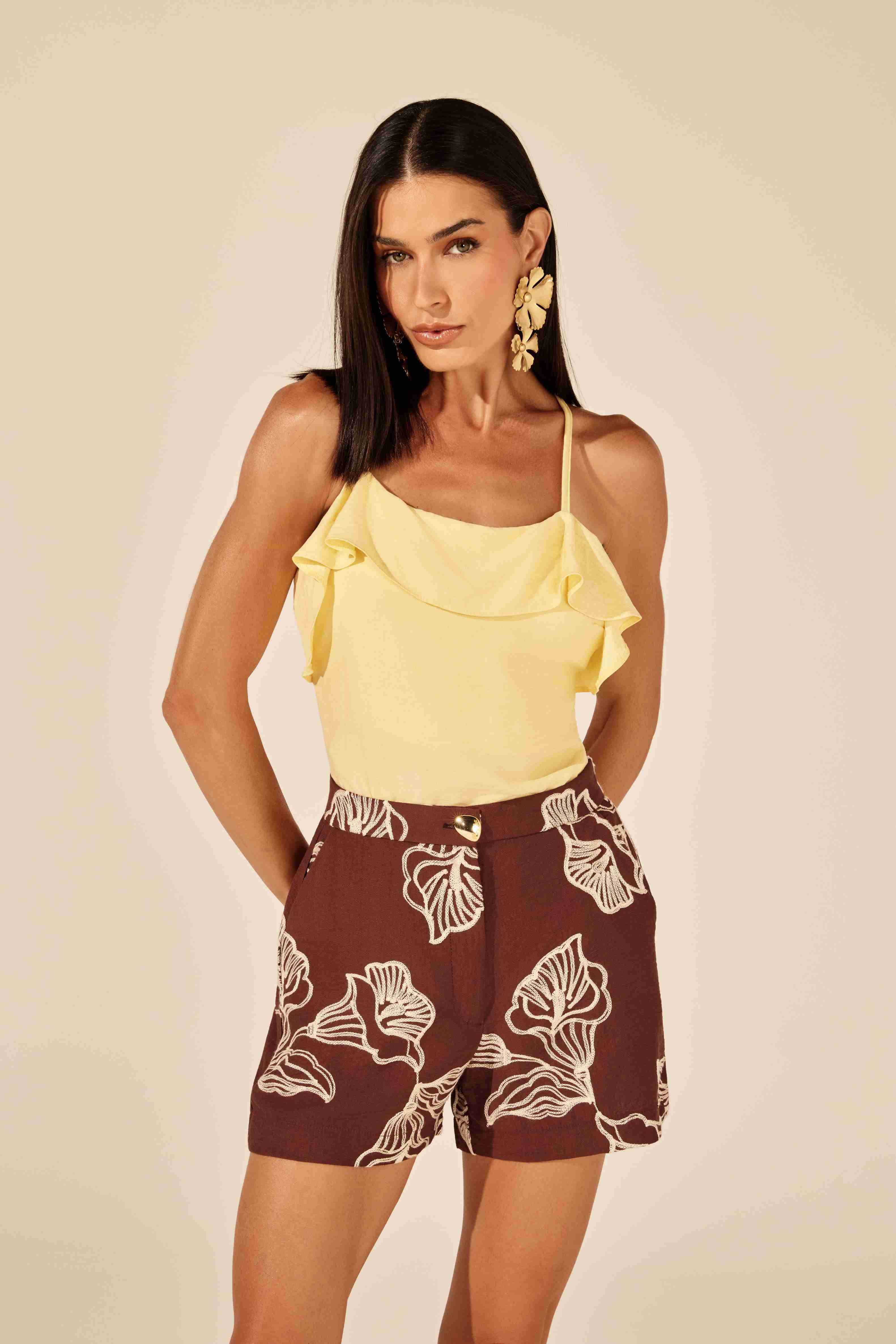 Blusa Alongada de Alça Amarelo Manteiga - modelo em close com expressão confiante Onça Preta
