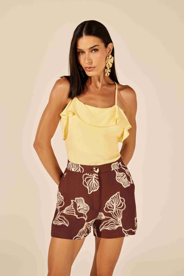 Blusa Alongada de Alça Amarelo Manteiga - modelo em close com expressão confiante Onça Preta
