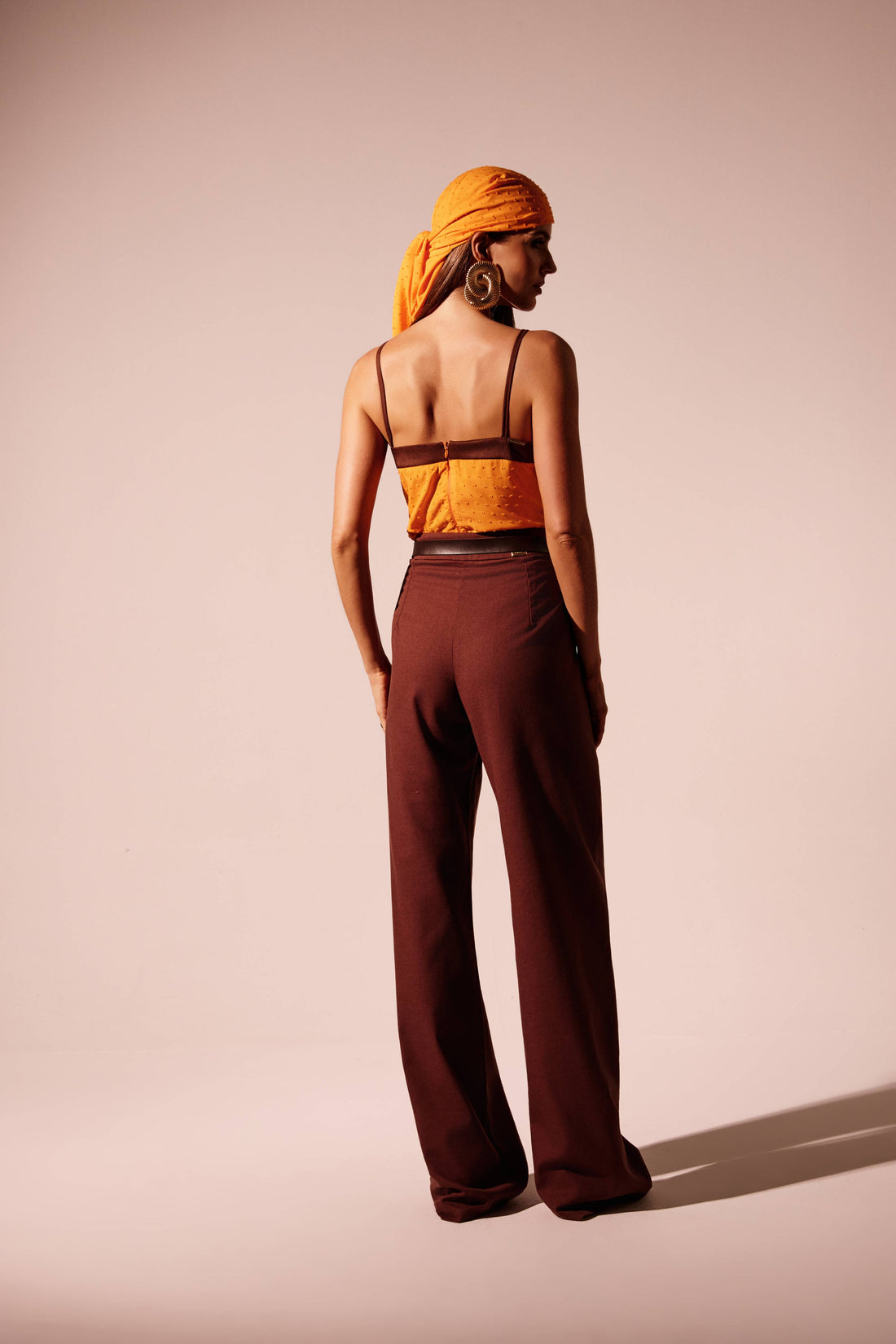 Blusa laranja texturizada de alças finas com decote V marrom em contraste e metais dourados, vista de frente