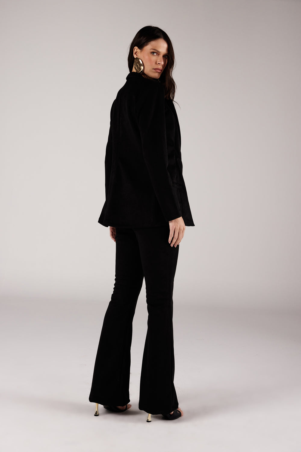  Blazer alongado suede preto vista traseira com calça flare Onça Preta