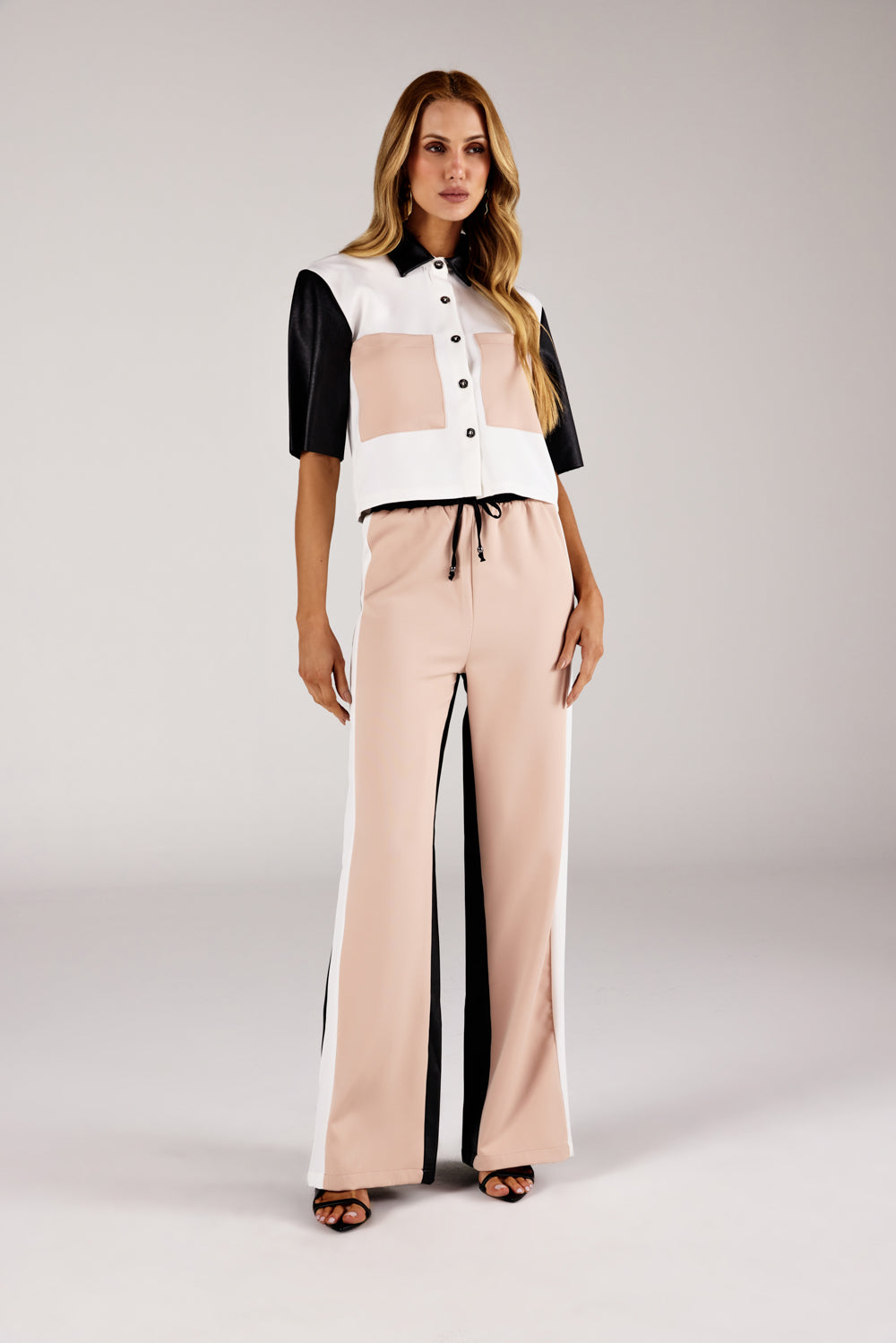Camisa color block off white preta manga contrastante look frontal Onça Preta