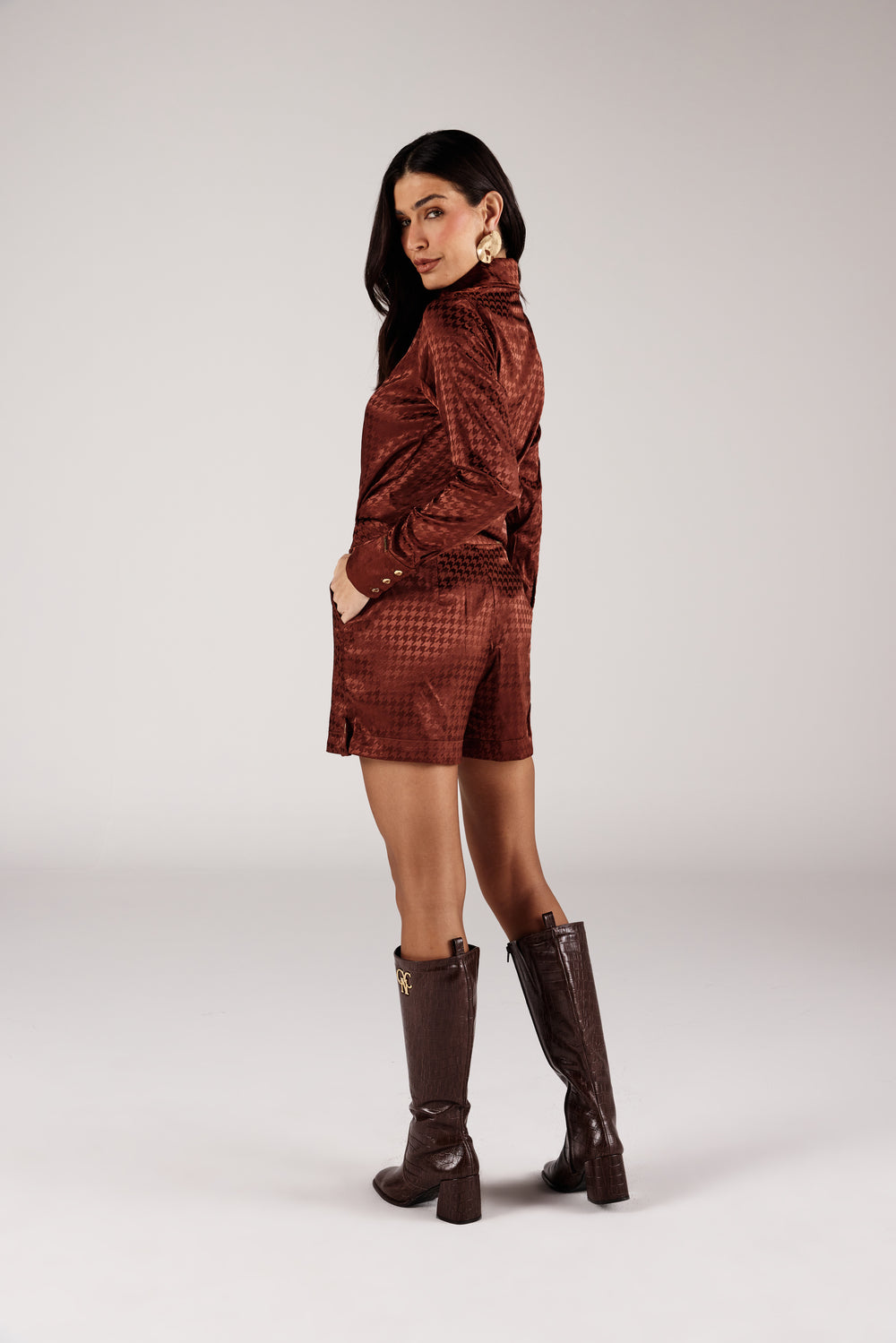 Camisa satin marrom vista lateral com short Onça Preta