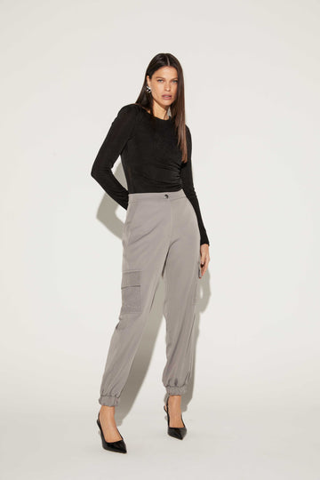 CALÇA FEMININA CARGO BOLSO STRASS ONCA PRETA