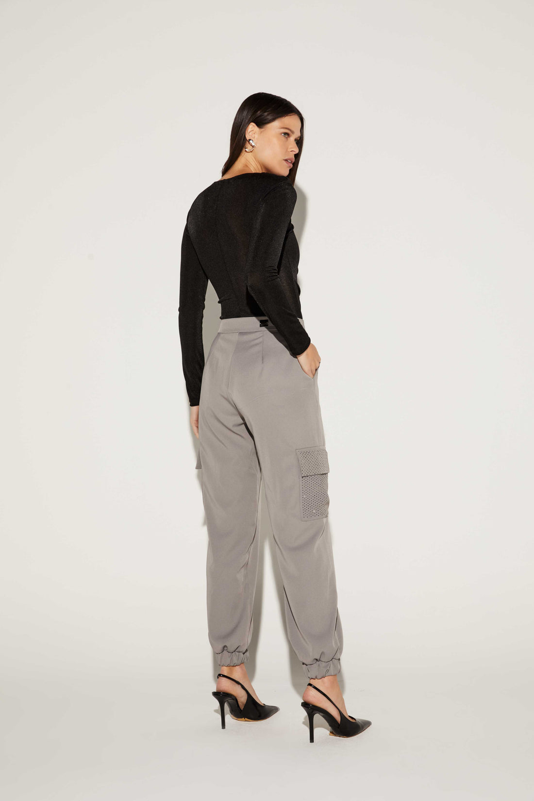 CALÇA FEMININA CARGO BOLSO STRASS ONCA PRETA