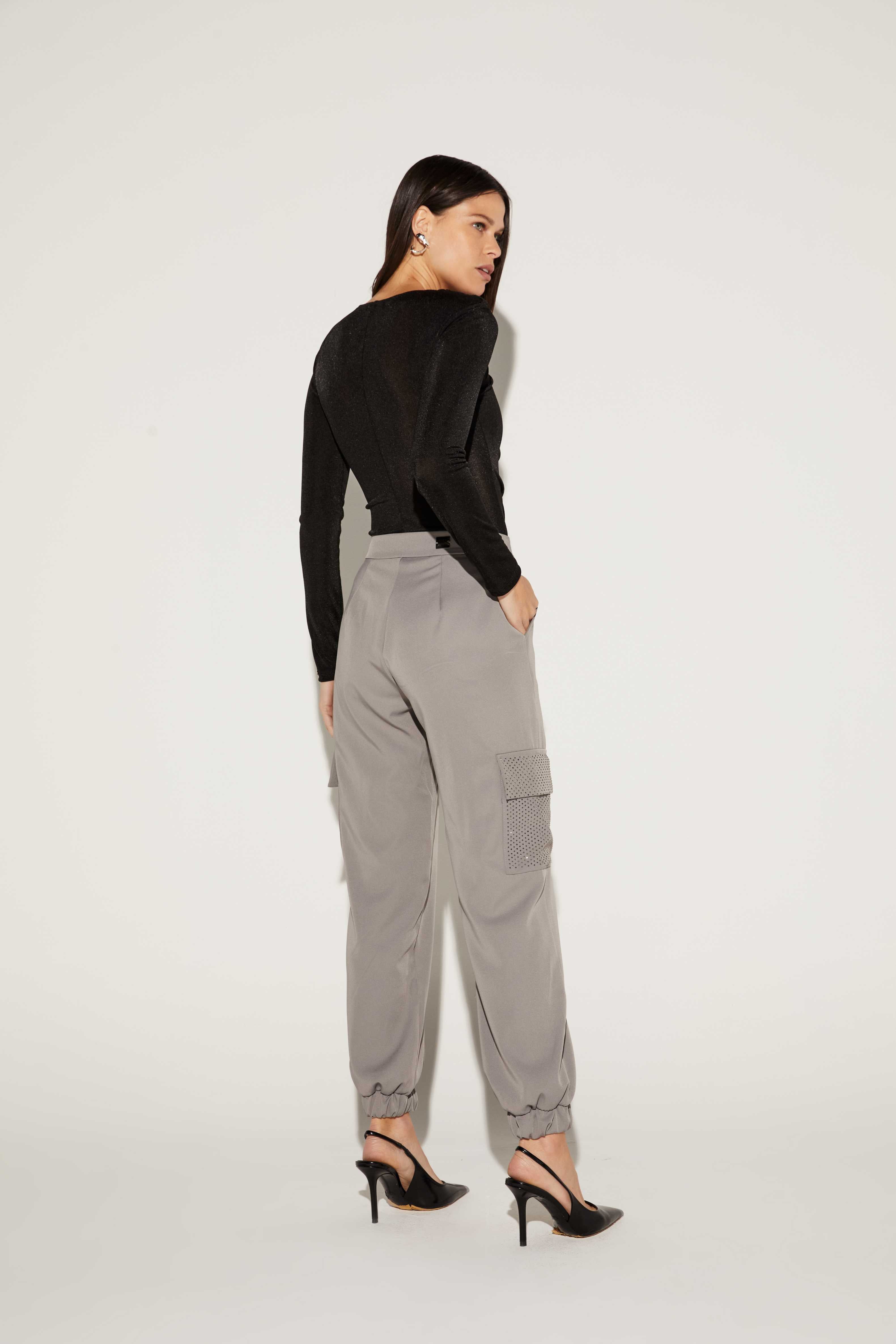 CALÇA FEMININA CARGO BOLSO STRASS ONCA PRETA