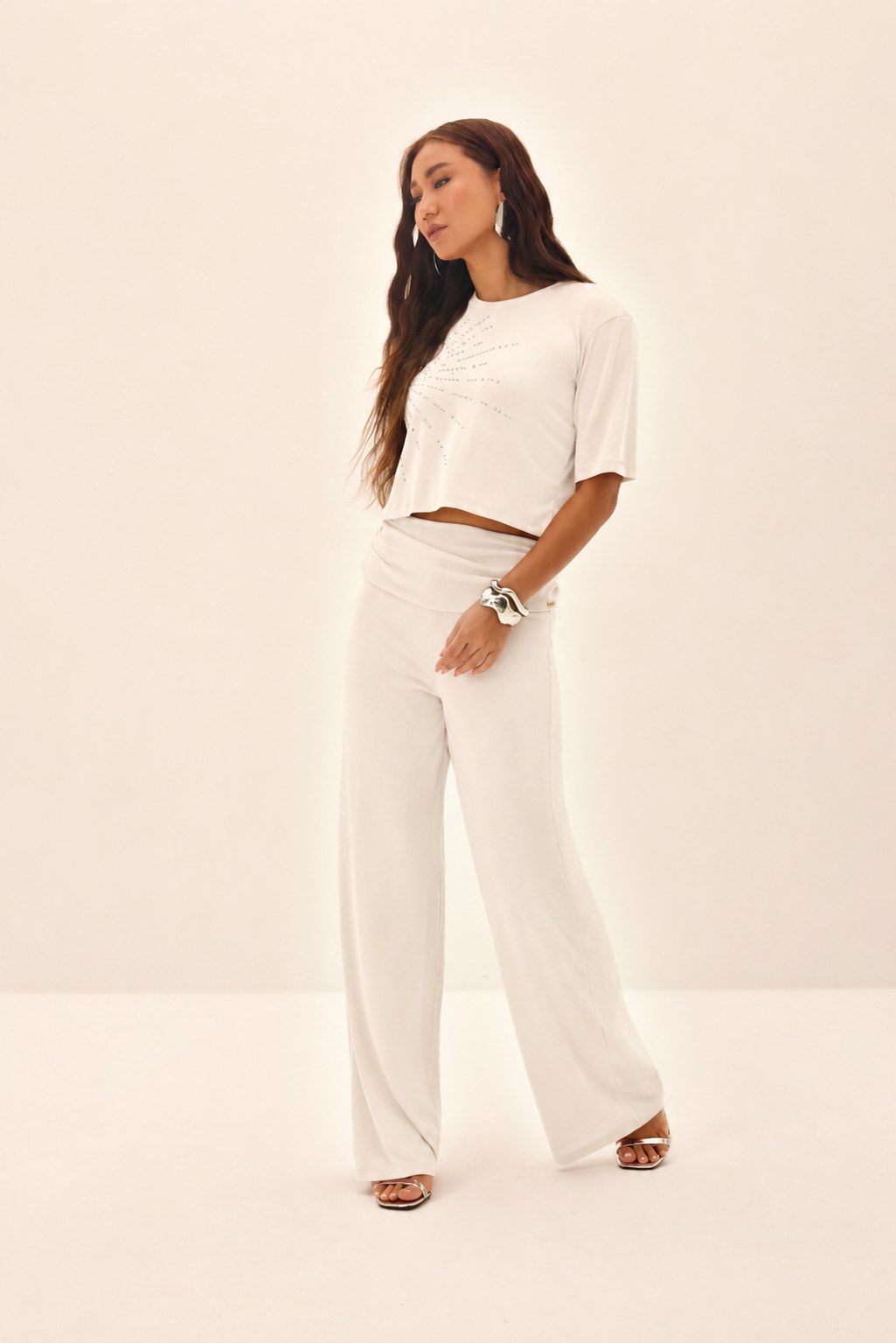 CALÇA FEMININA WIDELEG FRANZIDO LATERAL ONCA PRETA