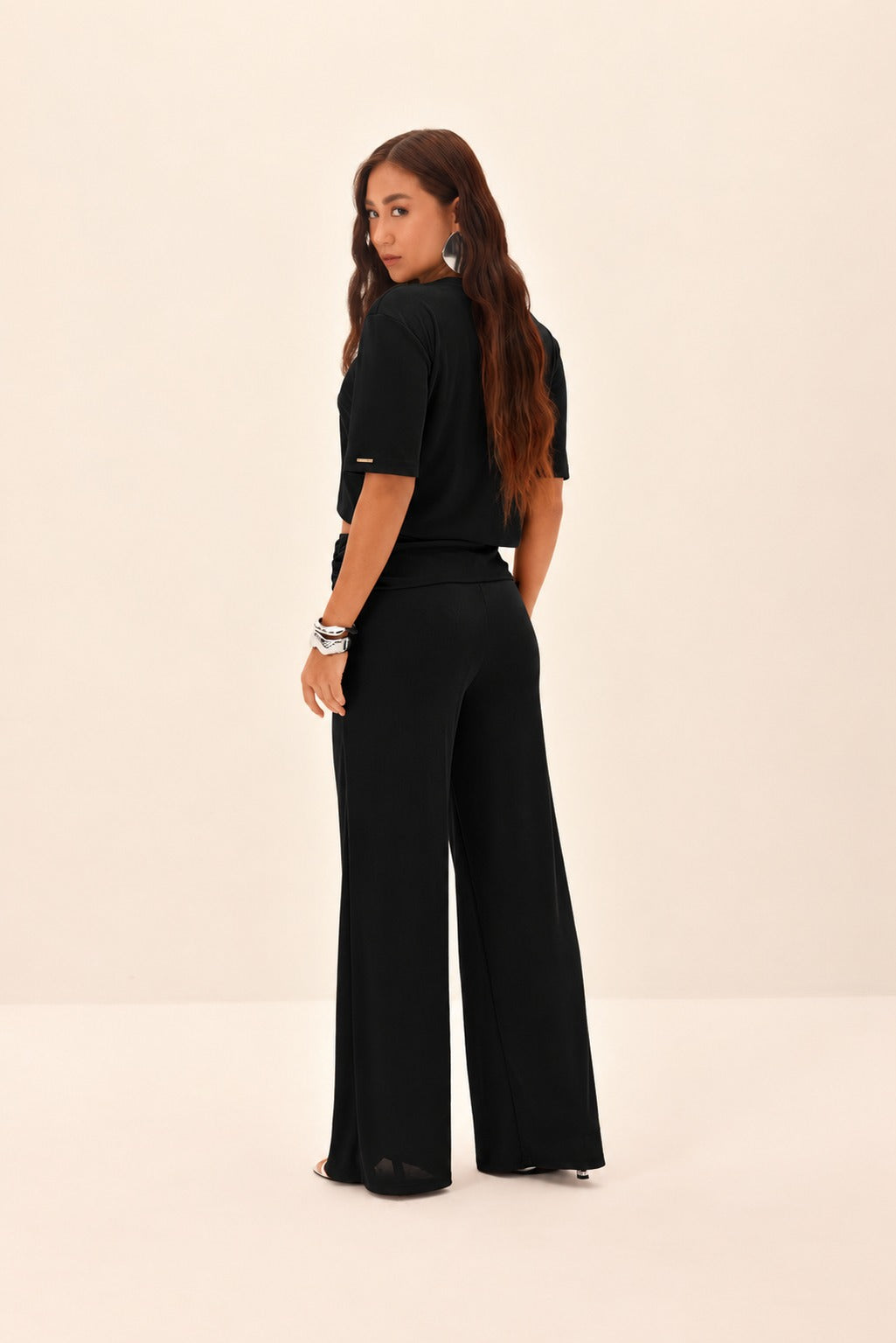 CALÇA FEMININA WIDELEG FRANZIDO LATERAL ONCA PRETA
