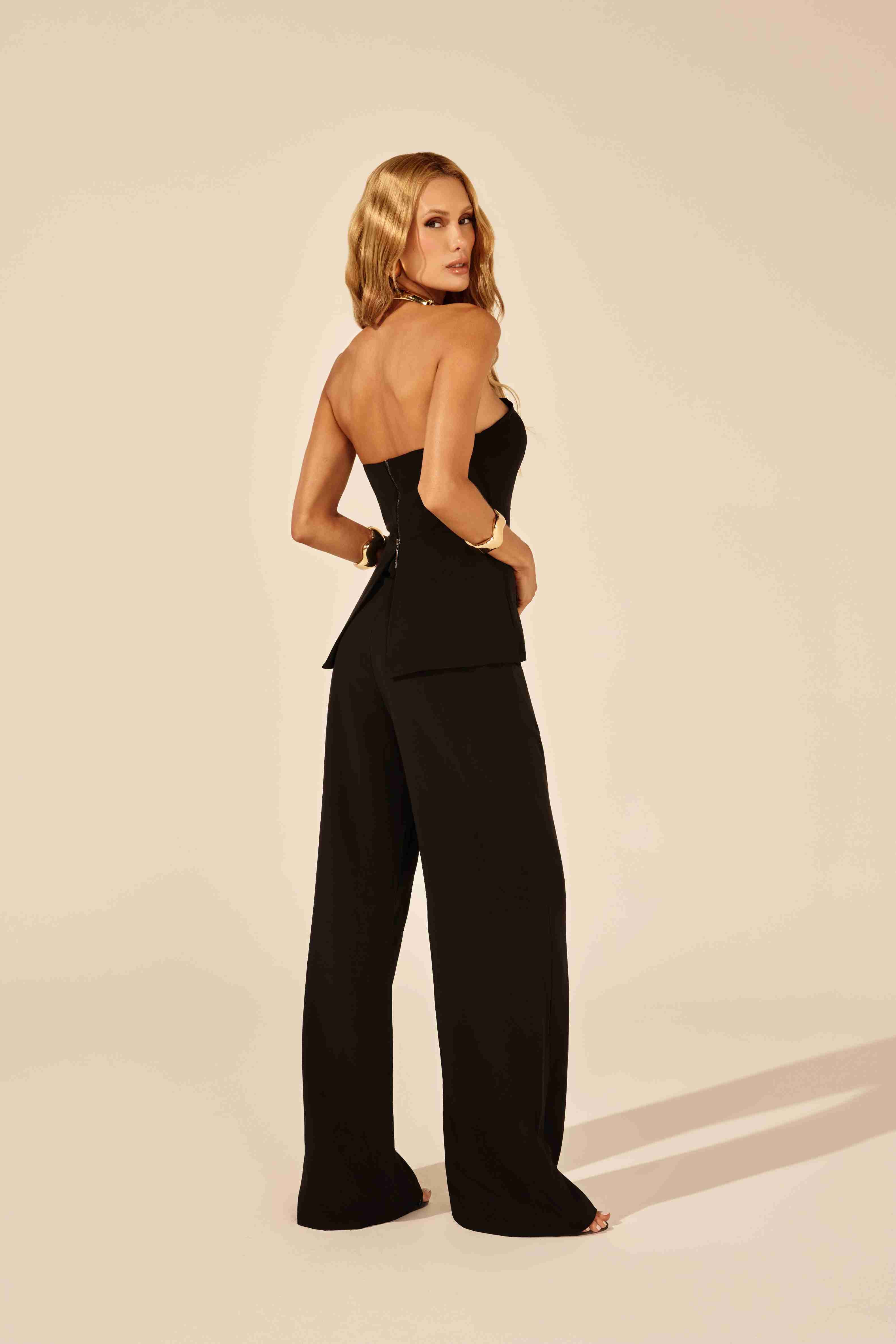 calça wideleg alfaiataria preta - modelo posando em ambiente minimalista, com postura confiante e elegante Onça Preta
