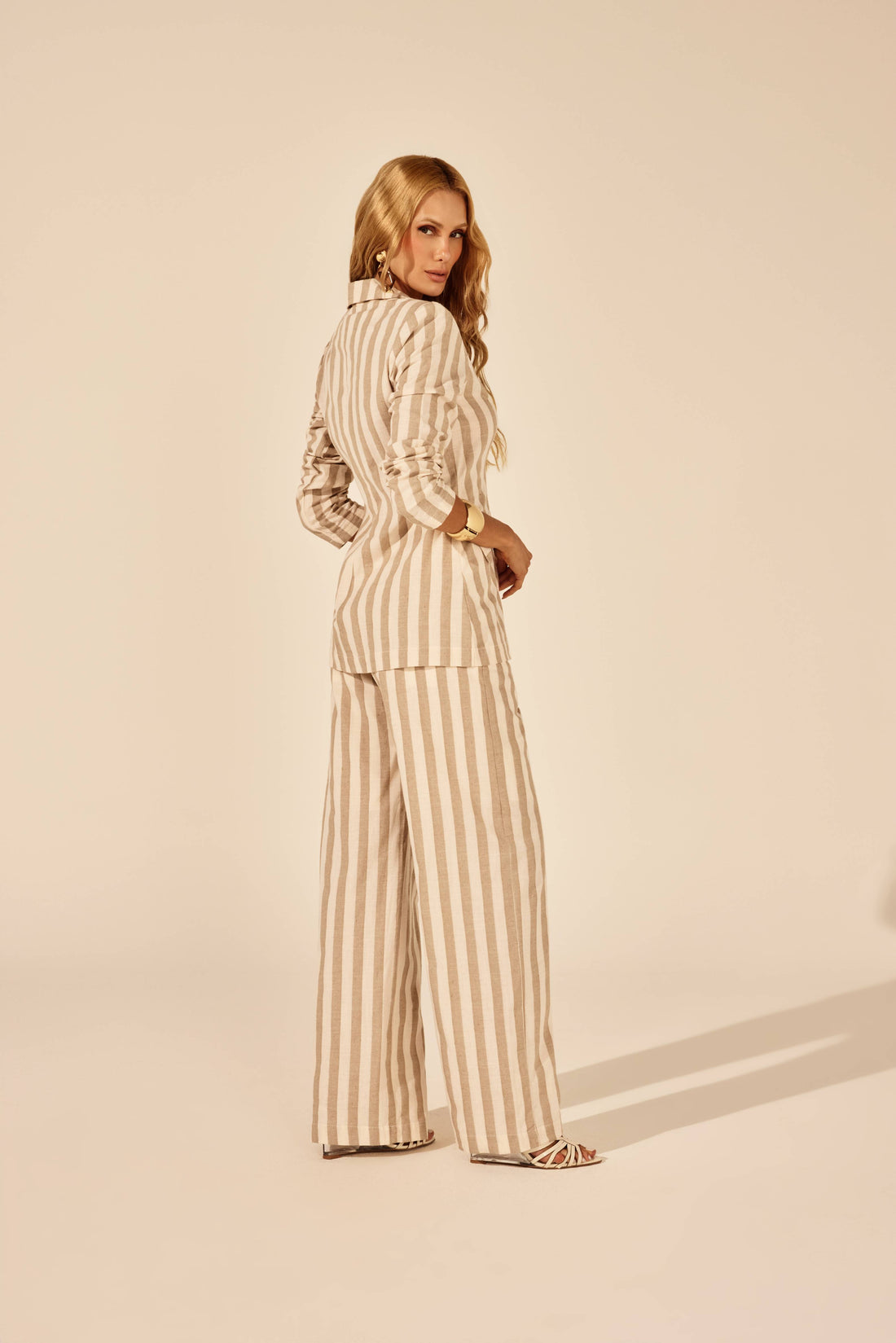 Calça wideleg alfaiataria linho listra, look de frente com blazer da mesma estampa Onça Preta