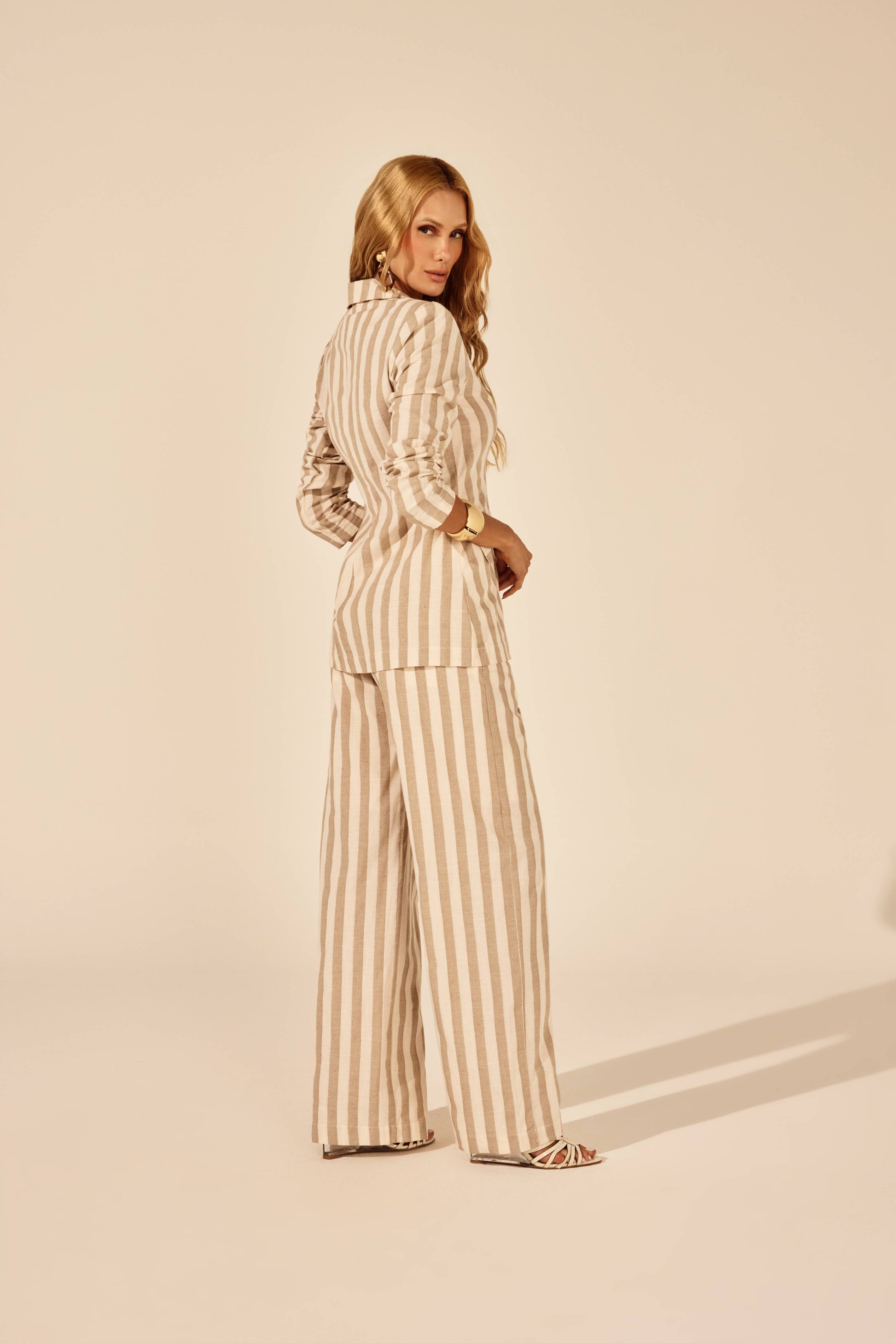 Calça wideleg alfaiataria linho listra, vista traseira com blazer da mesma estampa Onça Preta
