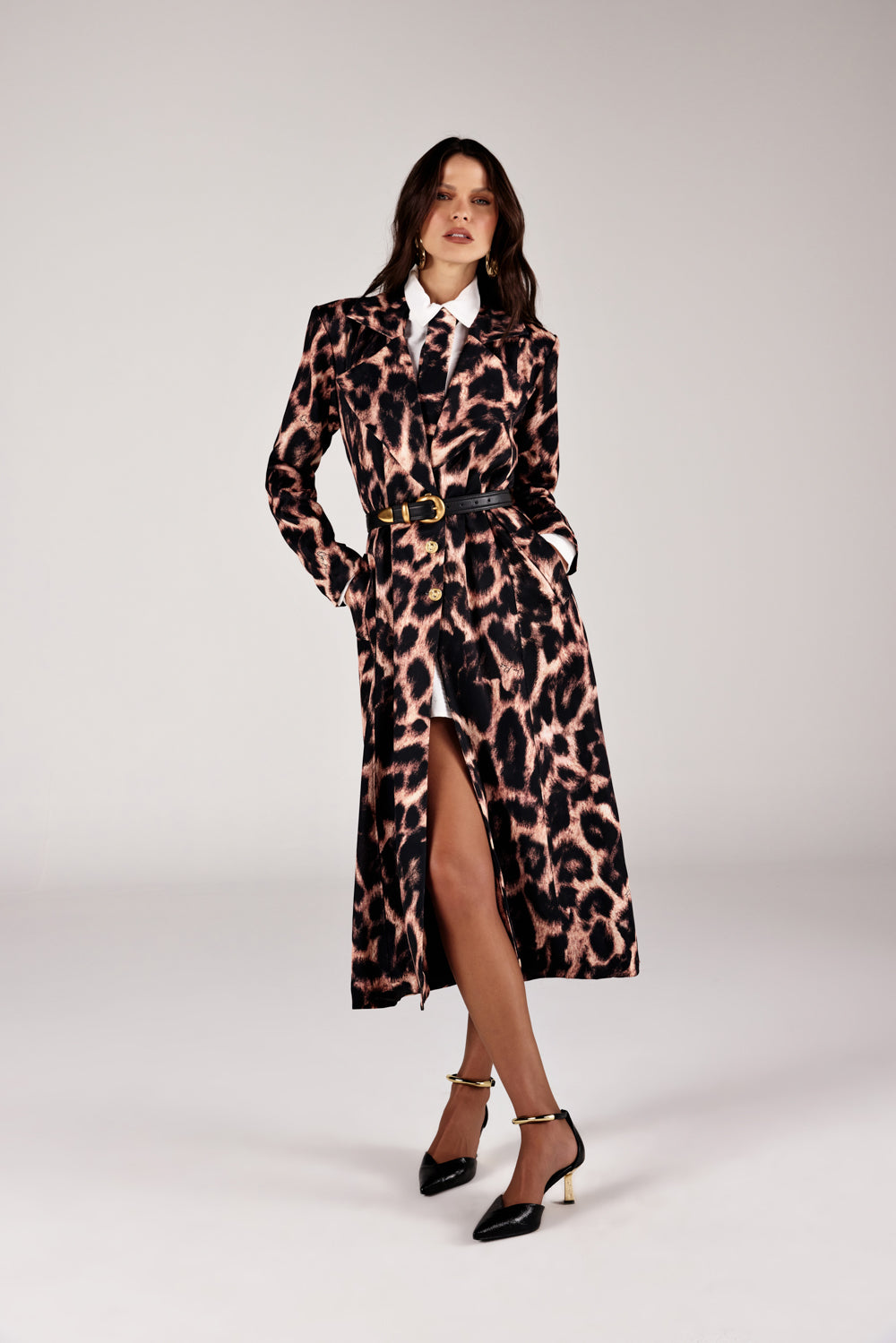 Trench coat animal print alongado look completo frontal com cinto Onça Preta