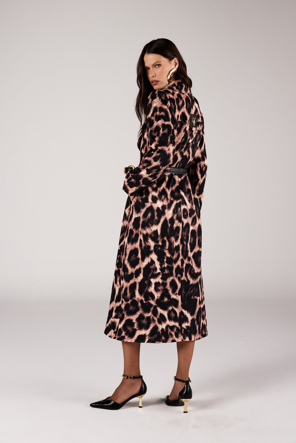 Trench coat animal print alongado vista traseira com cinto Onça Preta