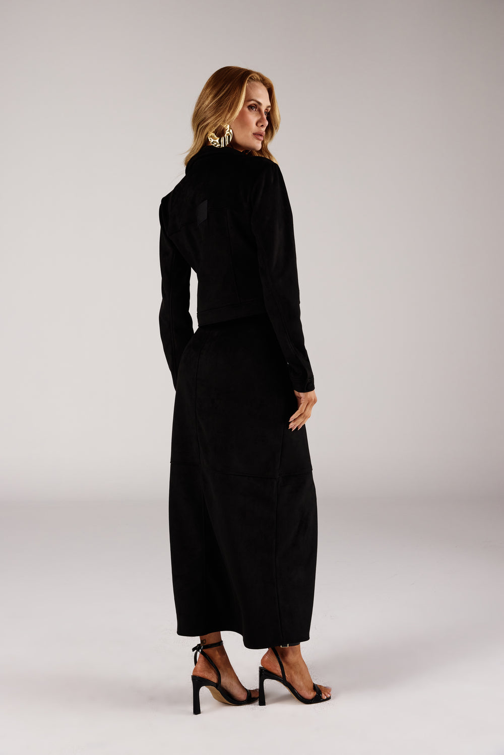 Jaqueta suede preta cropped lapelas look completo frontal com saia Onça Preta