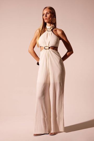 Macacão reto off white frente única com fivelas douradas e recortes laterais, look frontal Onça Preta