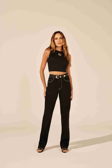 Regata cropped preta com etiqueta frontal detalhada - mulher poderosa Onça Preta
