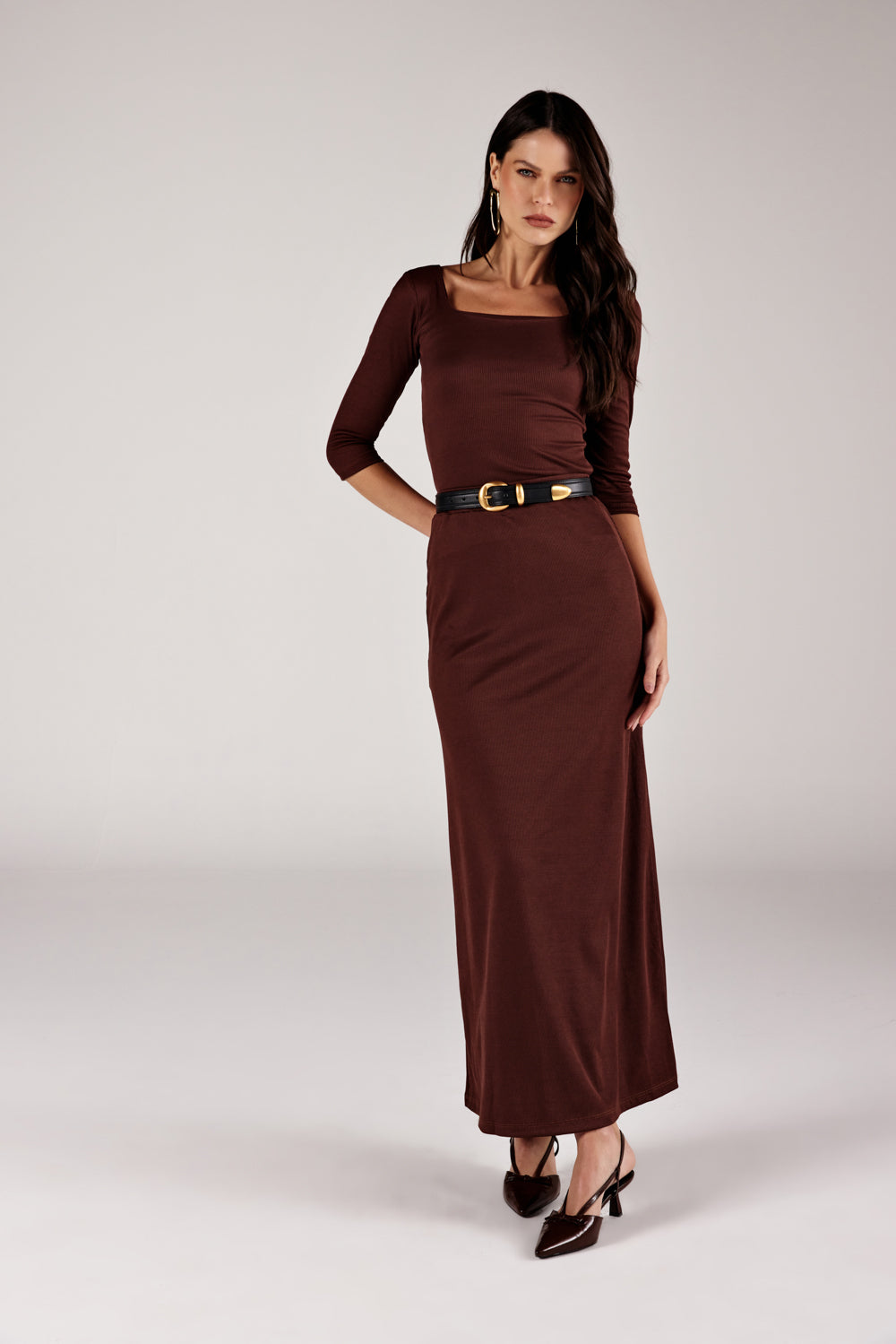 Saia longa canelada marrom look completo frontal com cinto Onça Preta