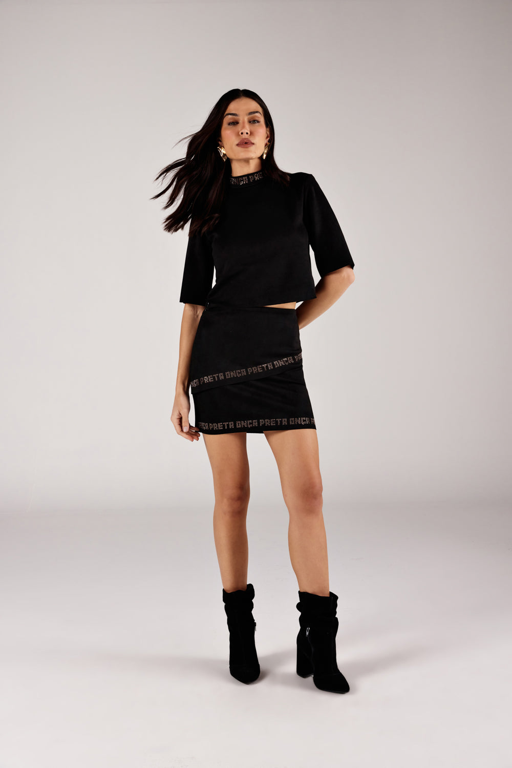 SAIA CURTA FEMININA SOBREPOSTA DETALHE STRASS  ONÇA PRETA