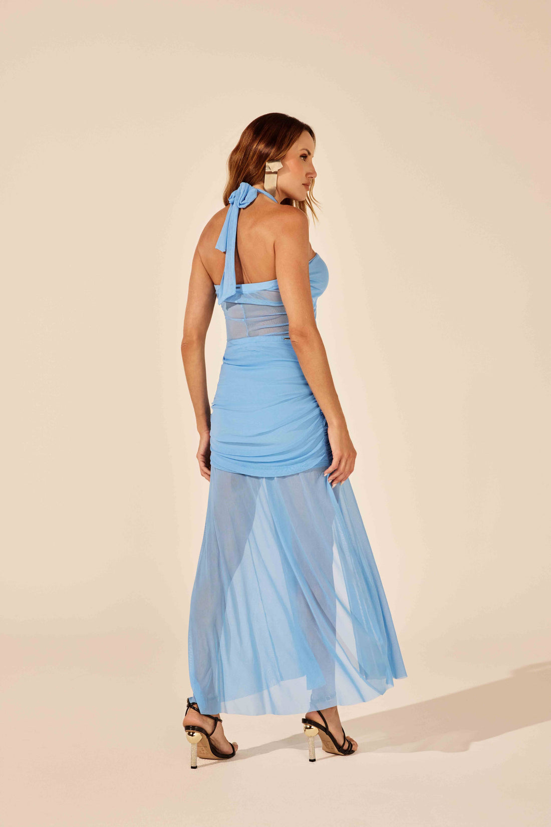 Saia midi fenda frontal azul, look de frente com top da mesma coleção Onça Preta