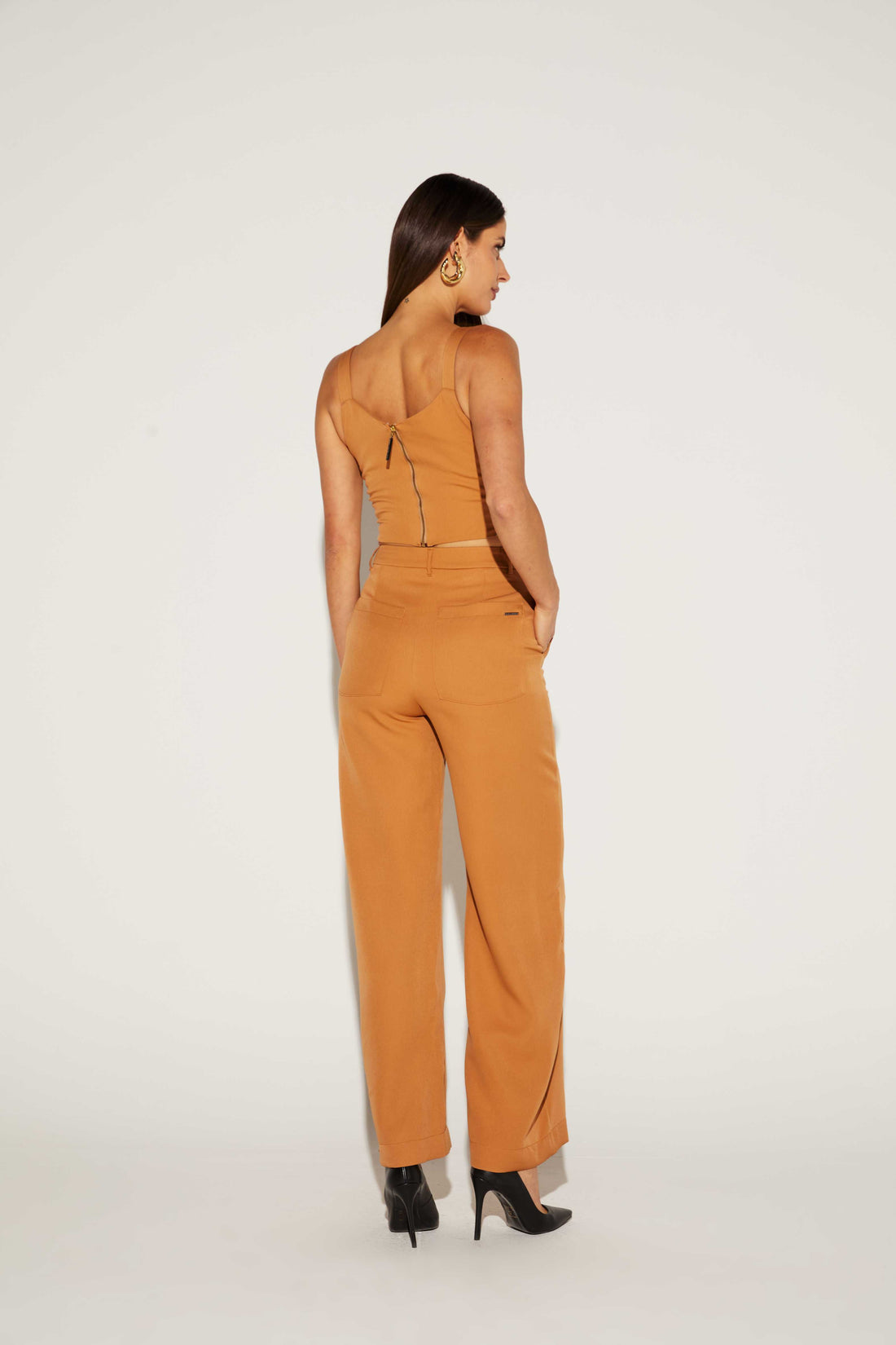 TOP FEMININO DE ALÇA MARTINGALE ONCA PRETA