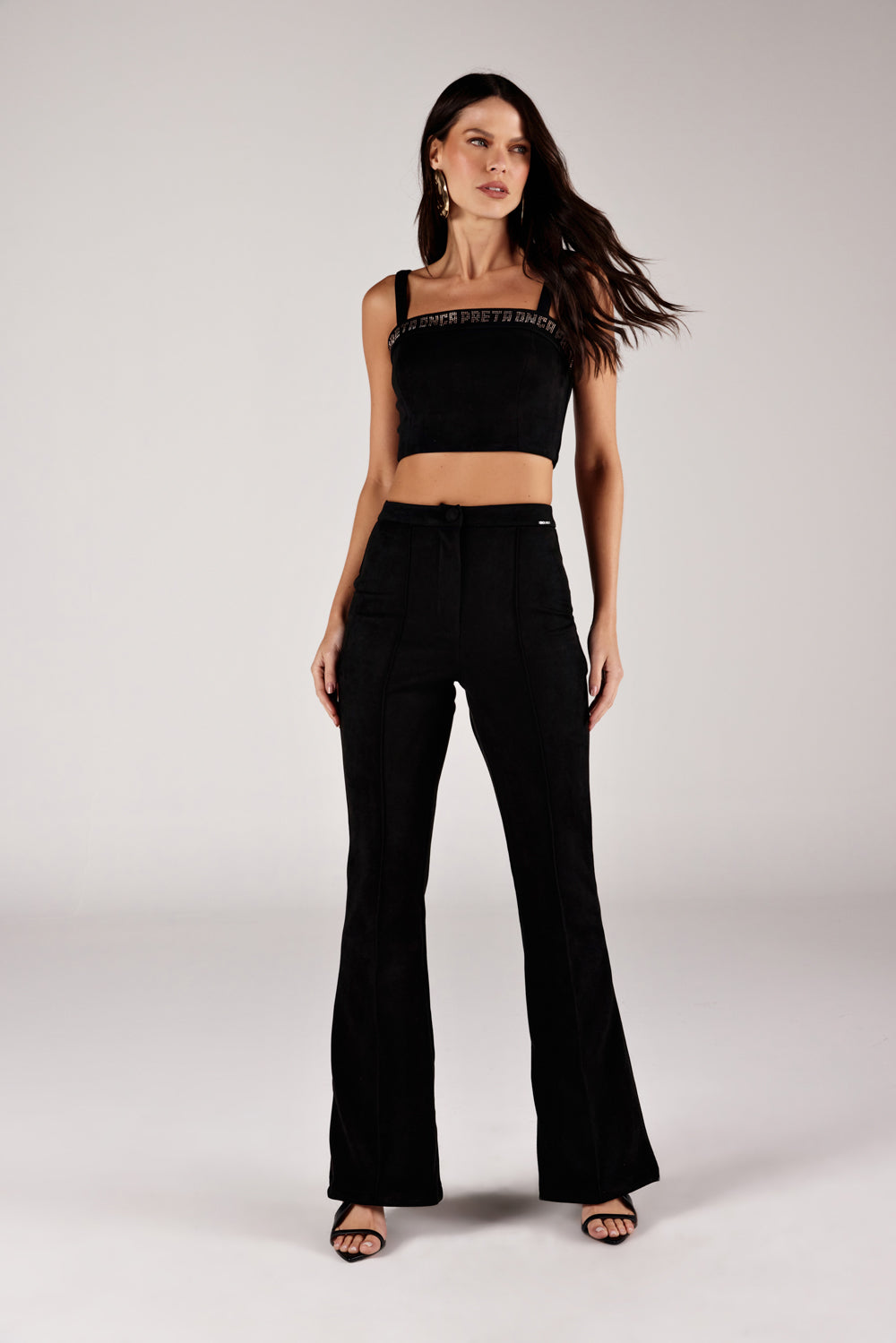 Top cropped suede preto strass look completo frontal com calça flare Onça Preta