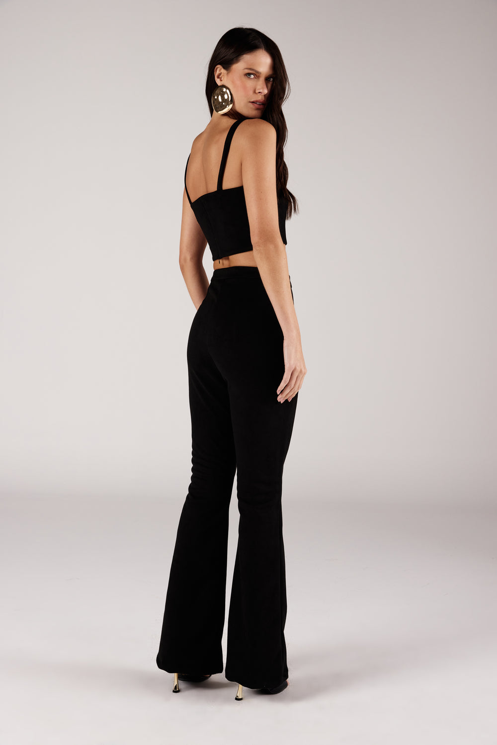 Top cropped suede preto strass vista traseira com calça flare Onça Preta