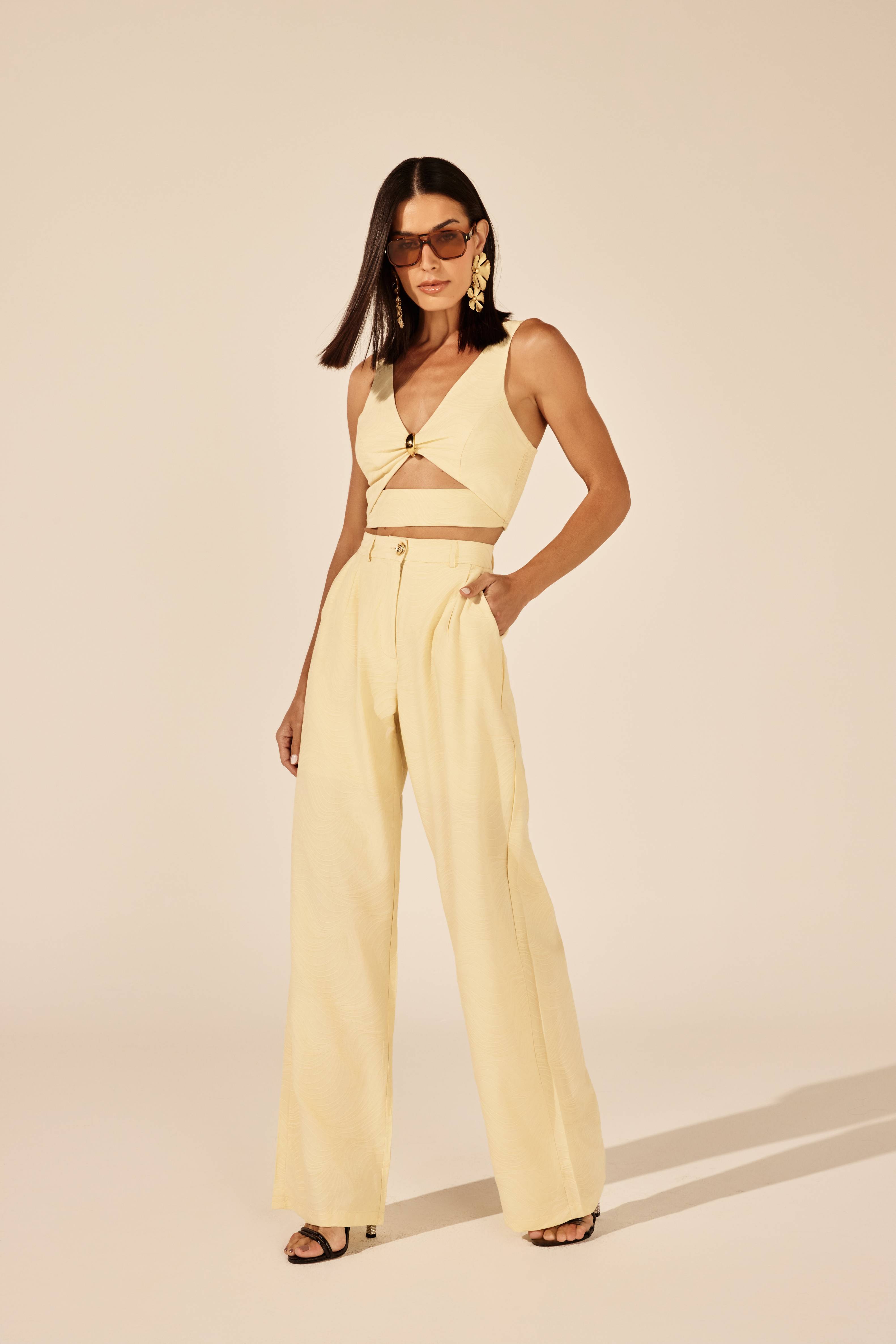  Top cropped amarelo argola metálica, look de frente com calça Onça Preta