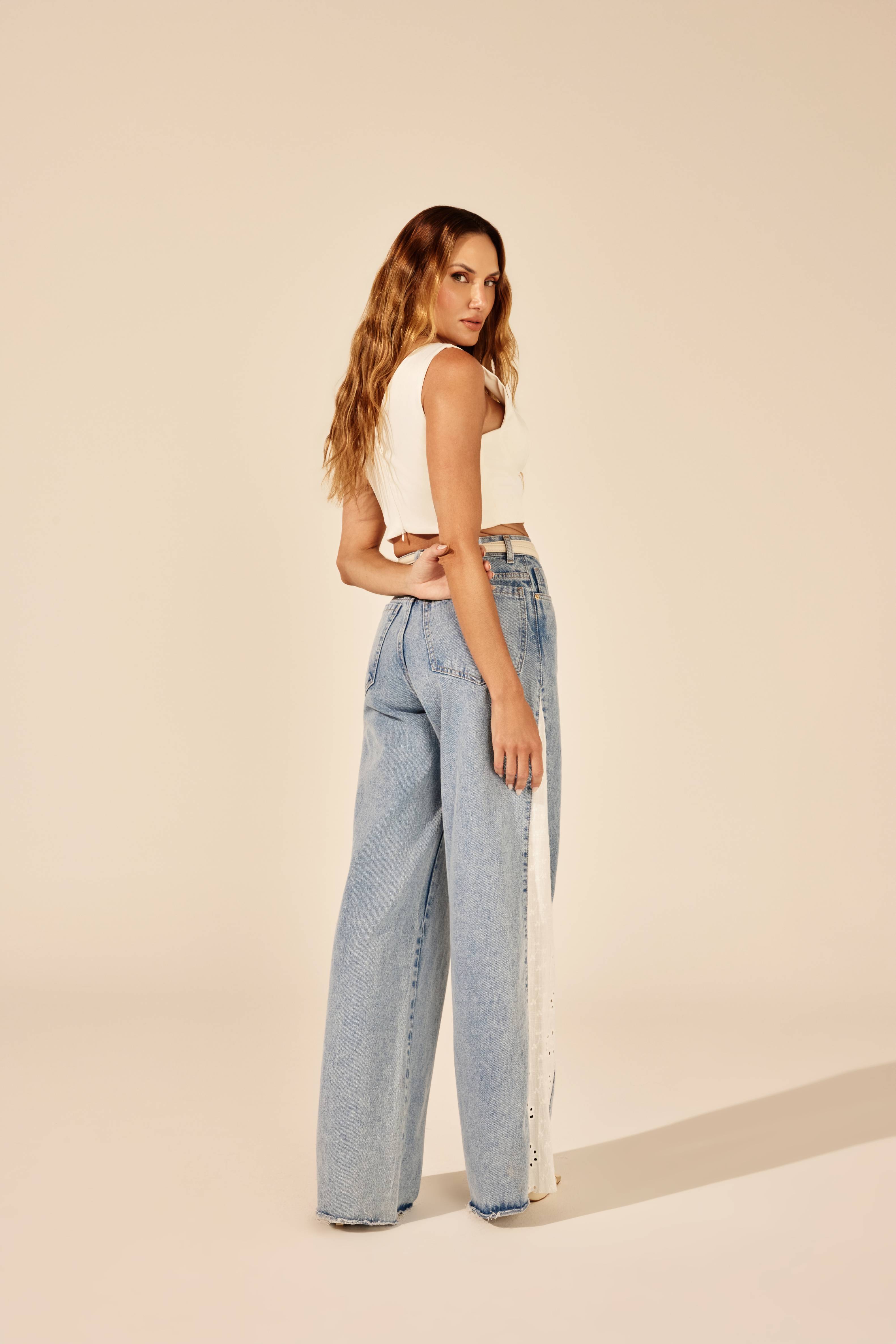 Top corselet off white, vista traseira com calça jeans Onça Preta