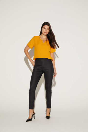 T-SHIRT FEMININA METAL FRONTAL ONCA PRETA