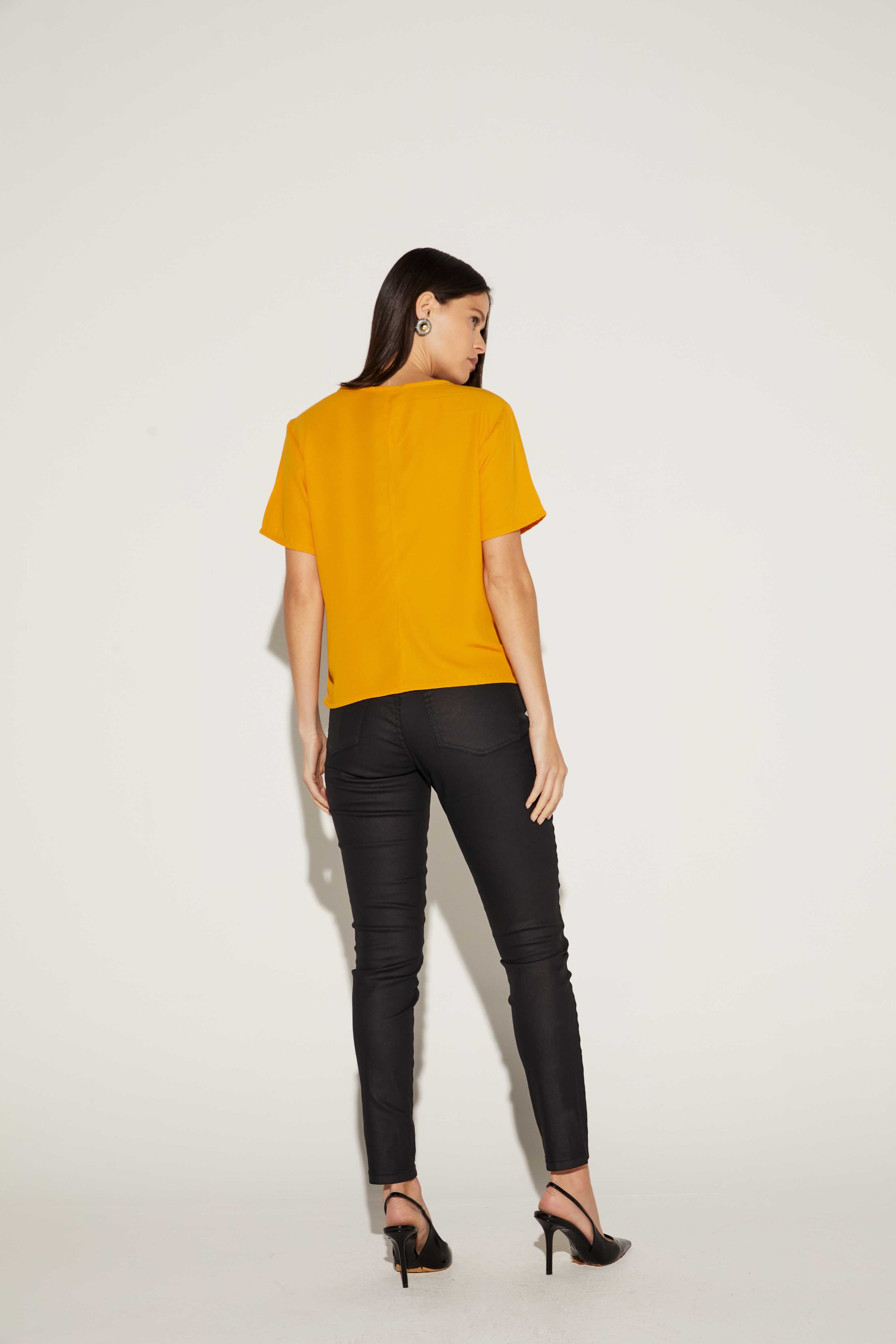 T-SHIRT FEMININA METAL FRONTAL ONCA PRETA