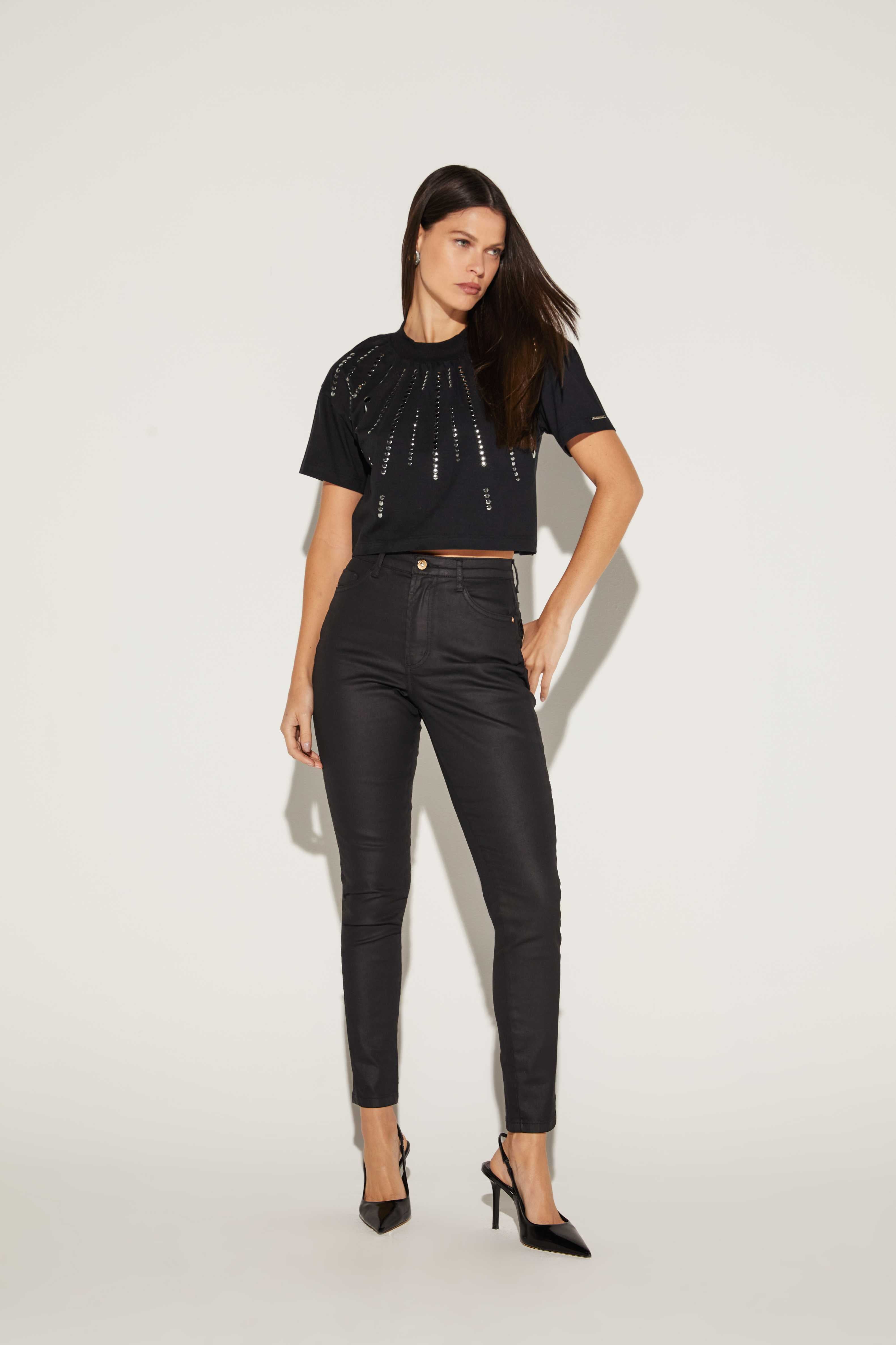 T-SHIRT FEMININA CROPPED TACHAS ONCA PRETA