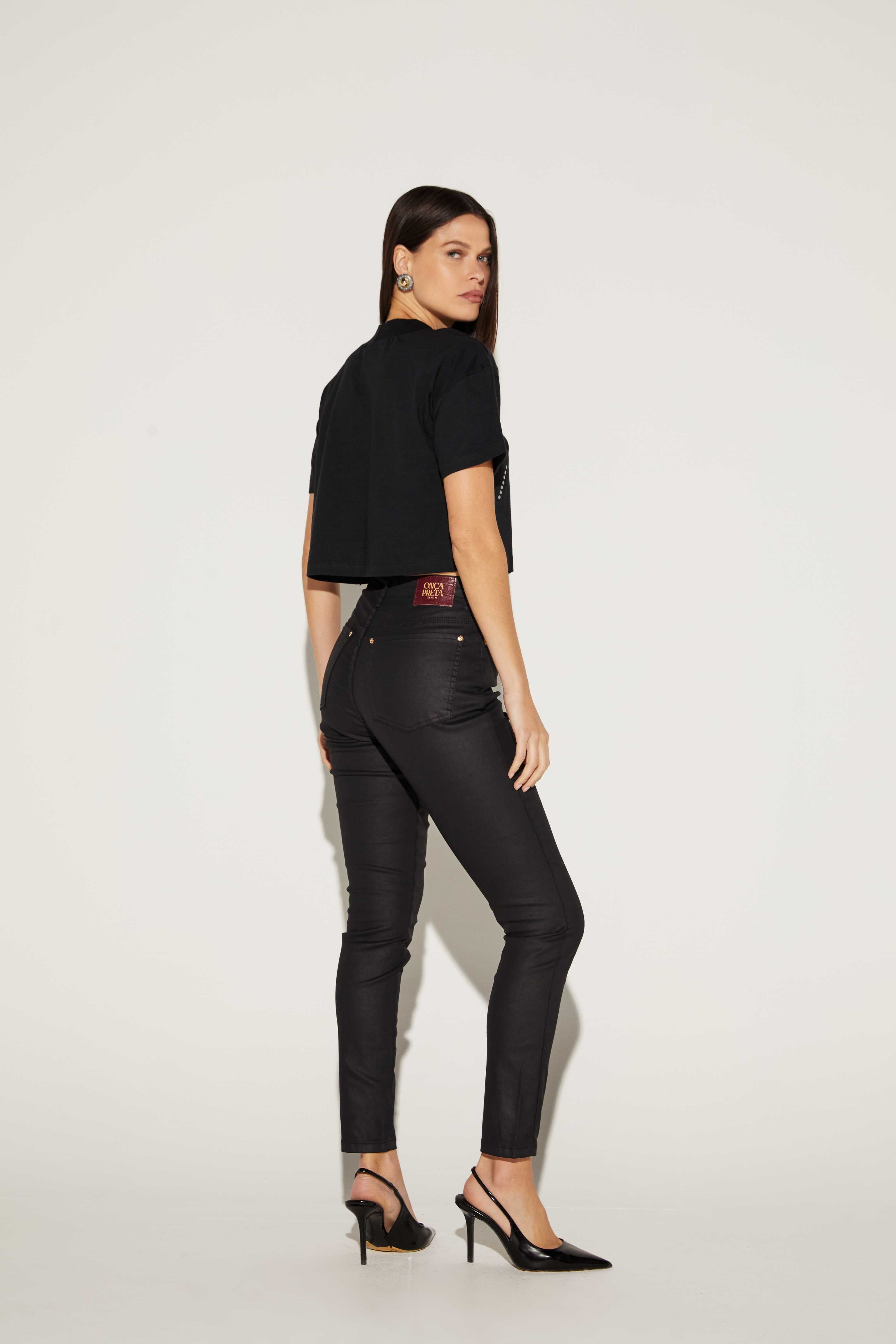 T-SHIRT FEMININA CROPPED TACHAS ONCA PRETA