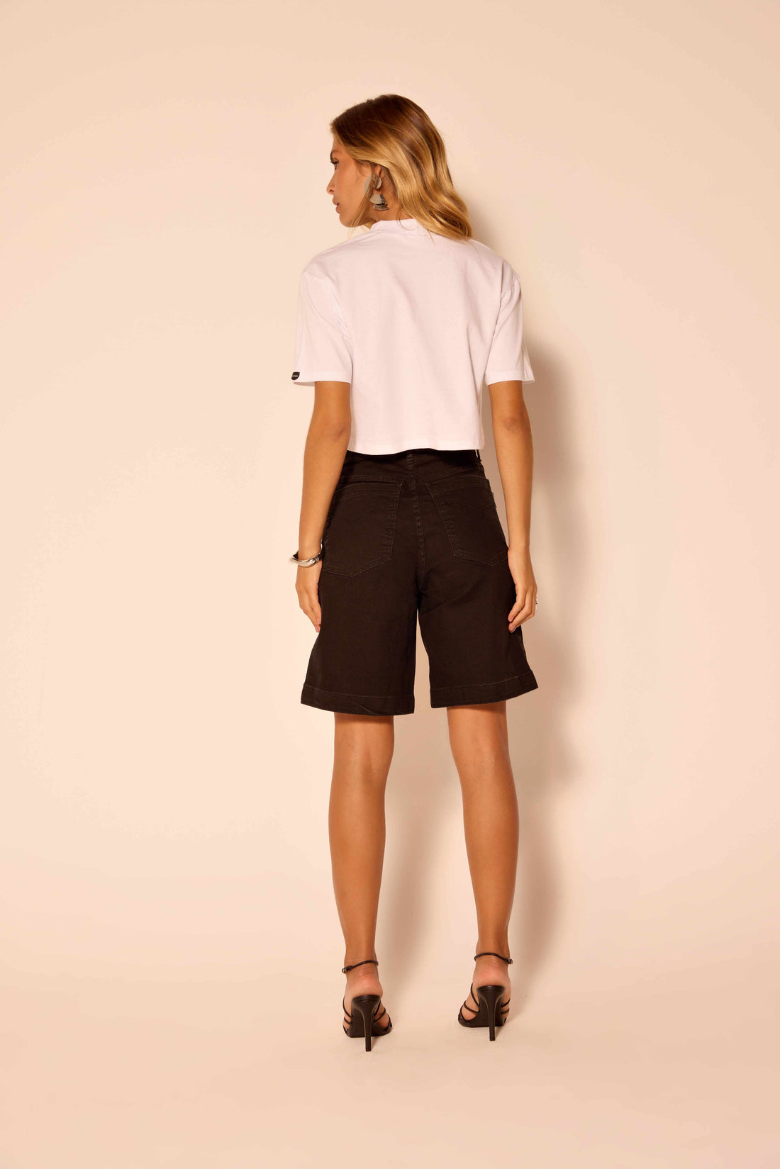 T-SHIRT FEMININA ETIQUETA FRONTAL CROPPED ONC PRETA
