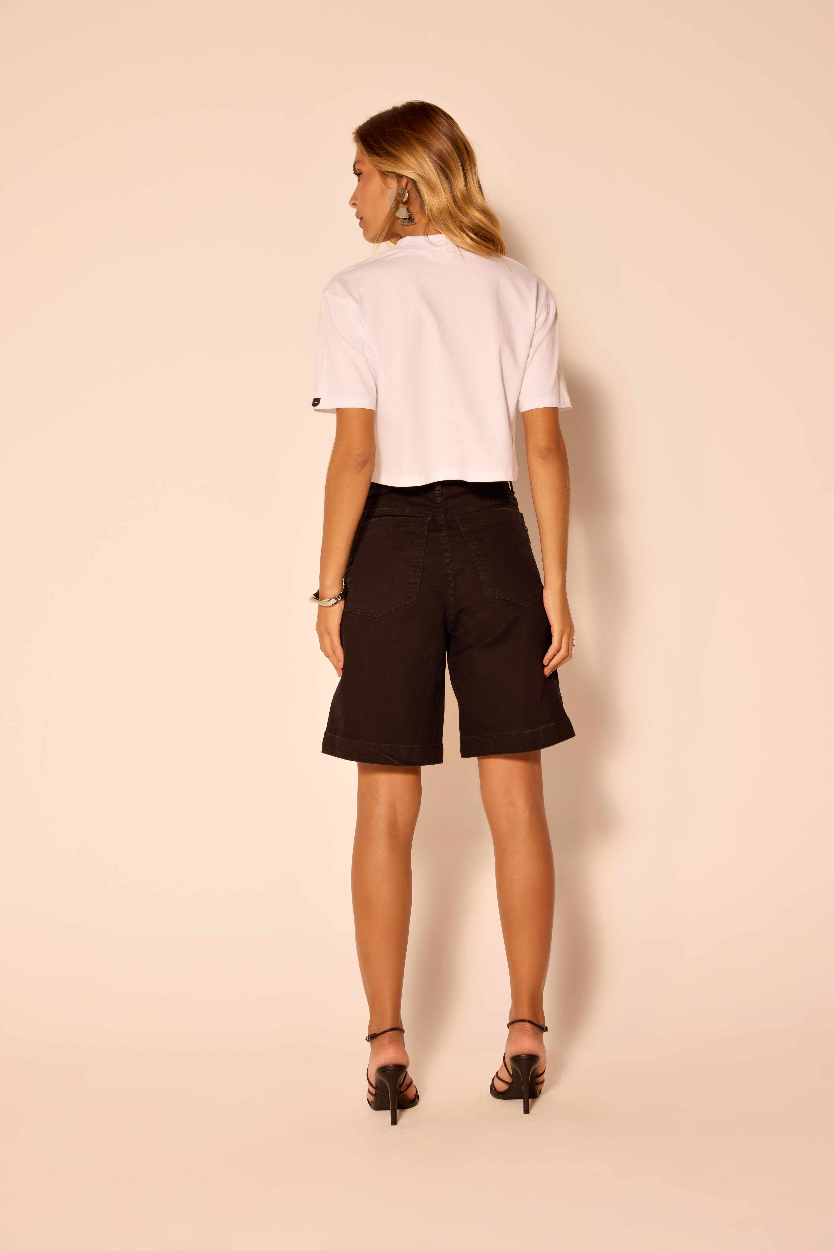T-SHIRT FEMININA ETIQUETA FRONTAL CROPPED ONC PRETA