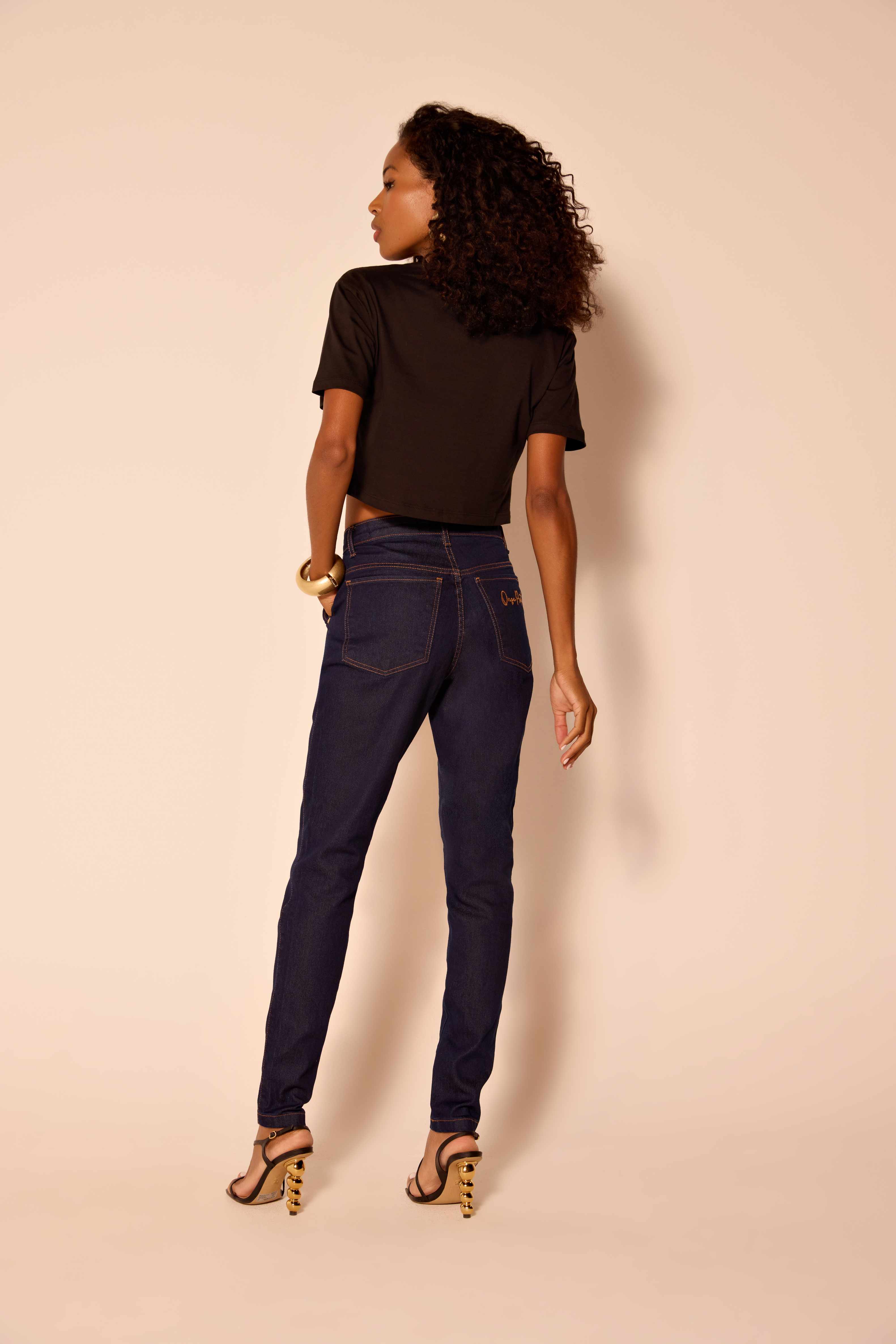 T-SHIRT FEMININA CROPPED LOCALIZADA ONCA PRETA