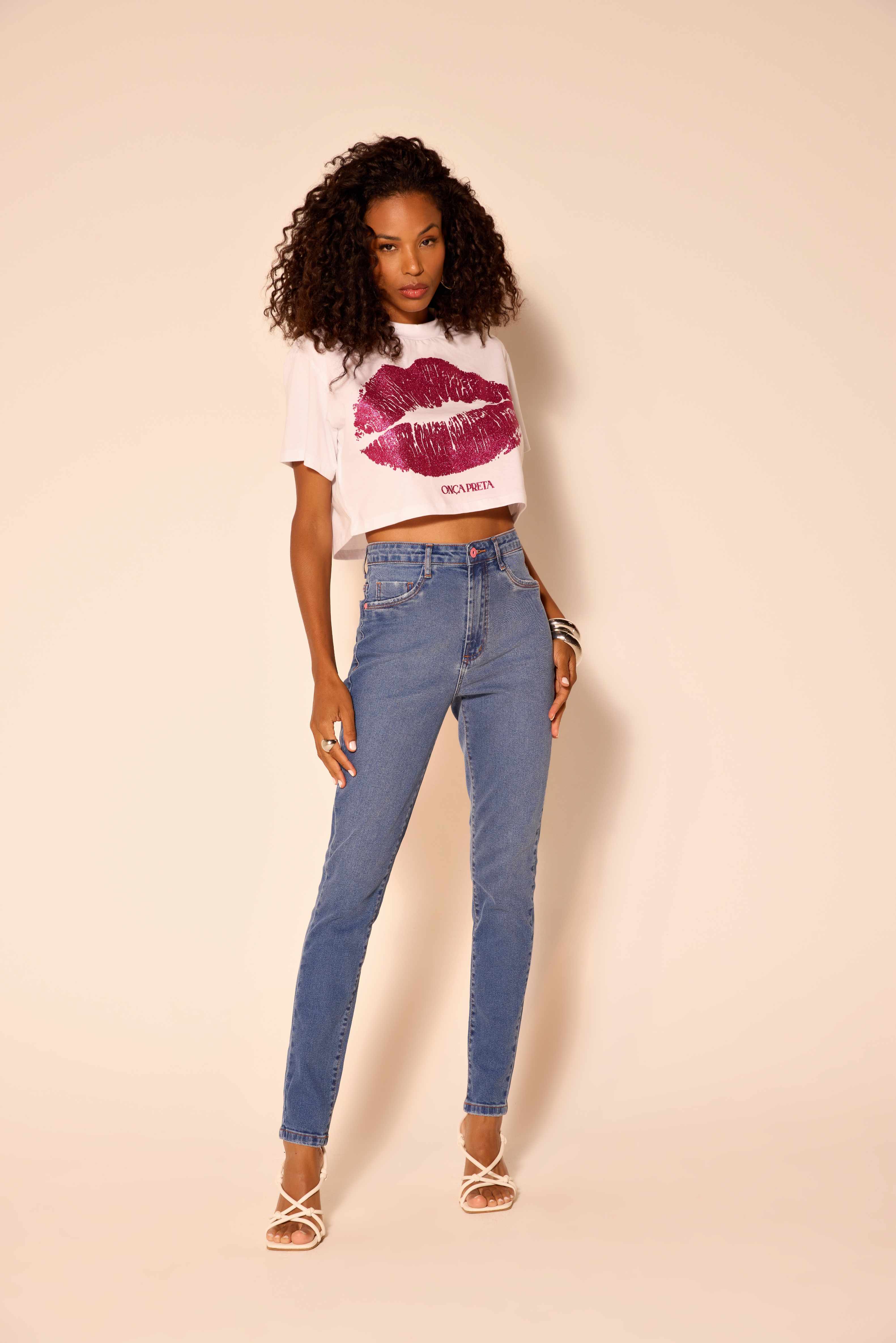 T-SHIRT FEMININA CROPPED LOCALIZADA ONCA PRETA