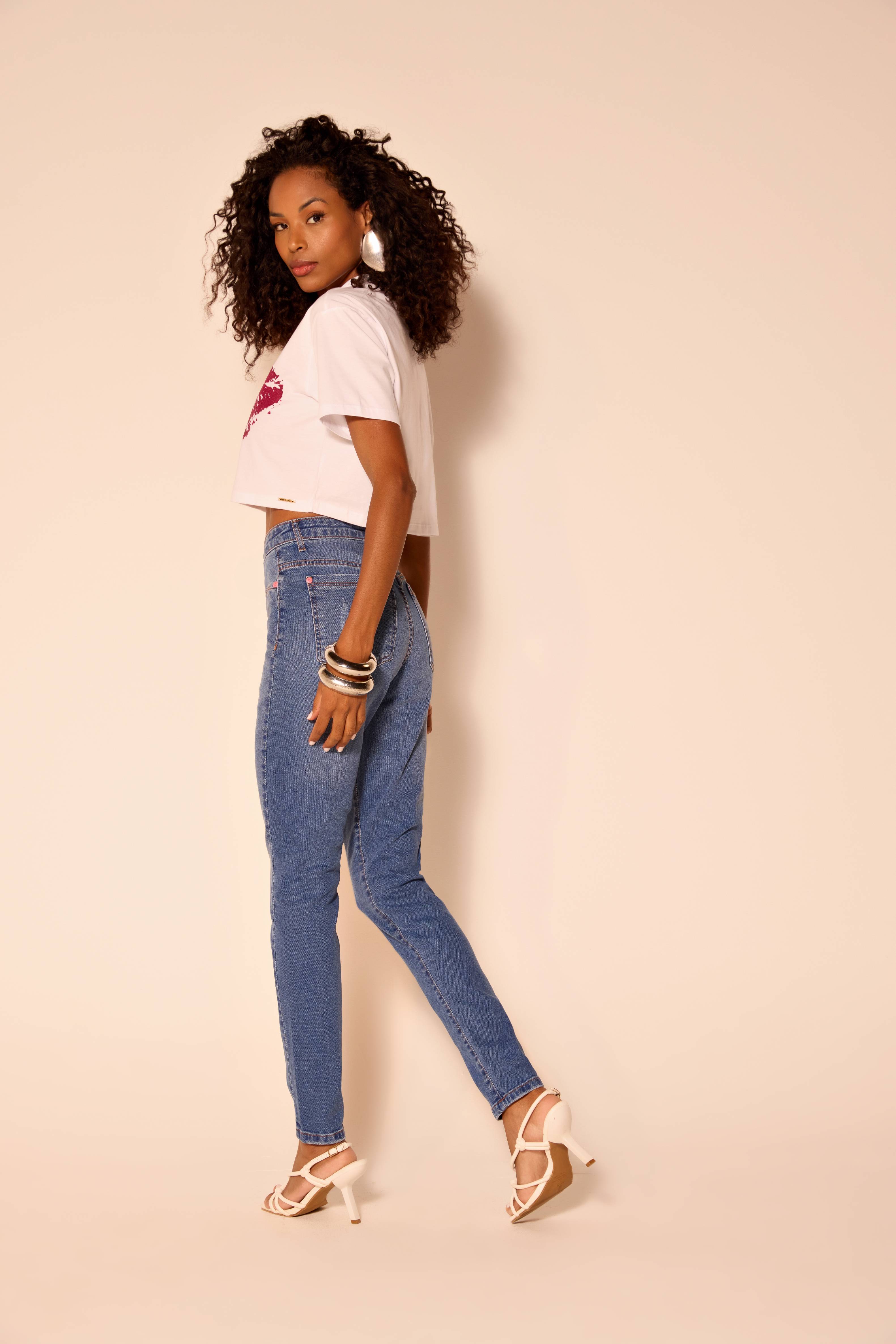 T-SHIRT FEMININA CROPPED LOCALIZADA ONCA PRETA