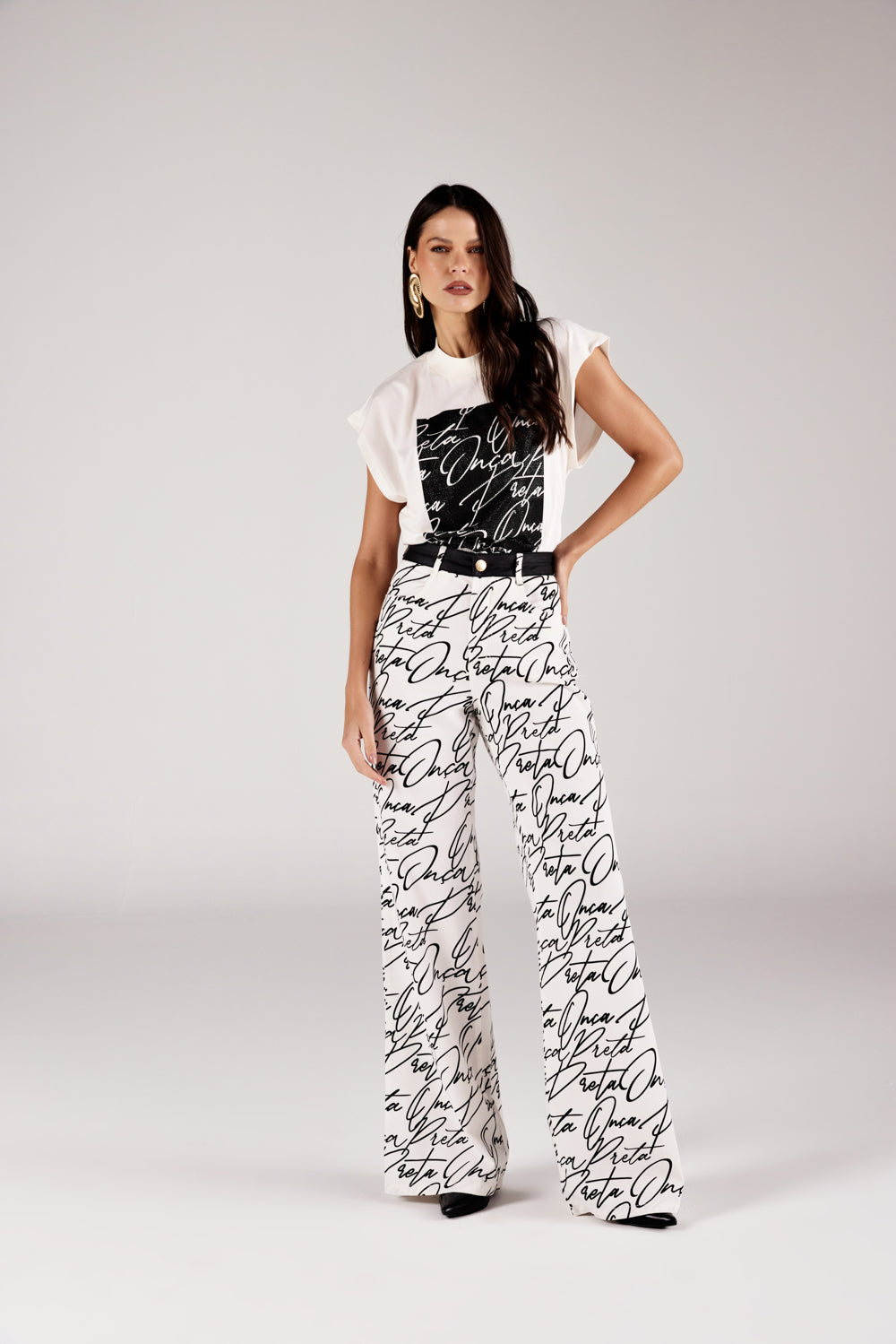 T-shirt off white aplicação strass look completo frontal com calça estampada Onça Preta