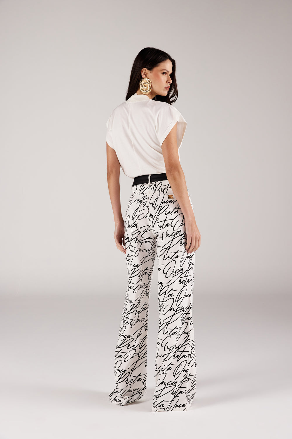 T-shirt off white aplicação strass vista traseira com calça estampada Onça Preta