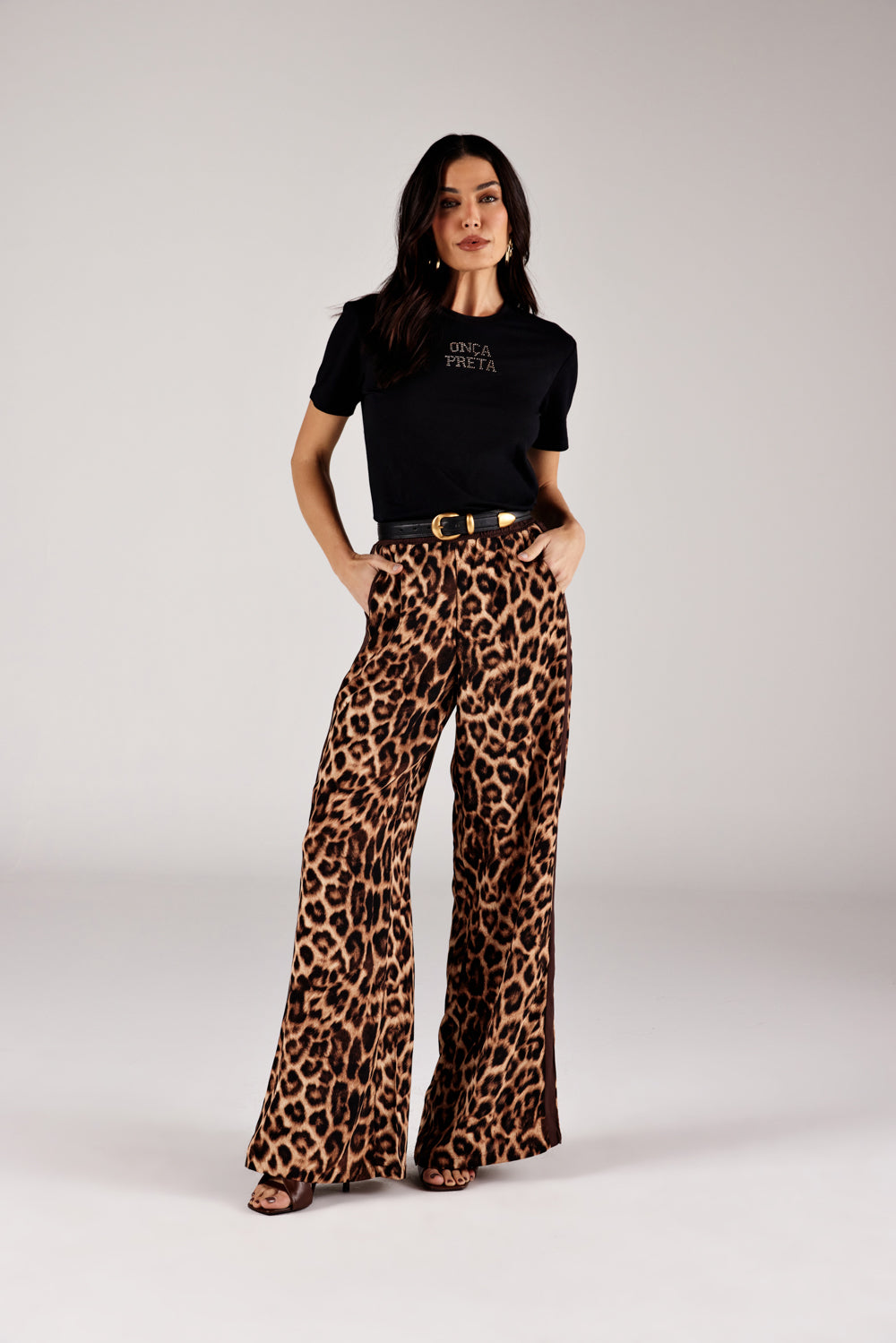 T-shirt preta aplicação strass look completo frontal com calça animal print Onça Preta