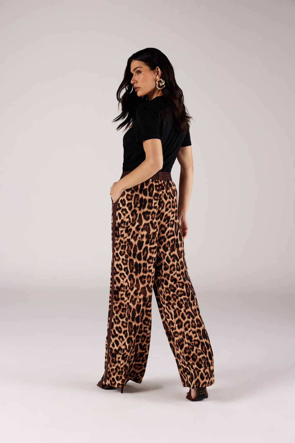  T-shirt preta aplicação strass vista traseira com calça animal print Onça Preta