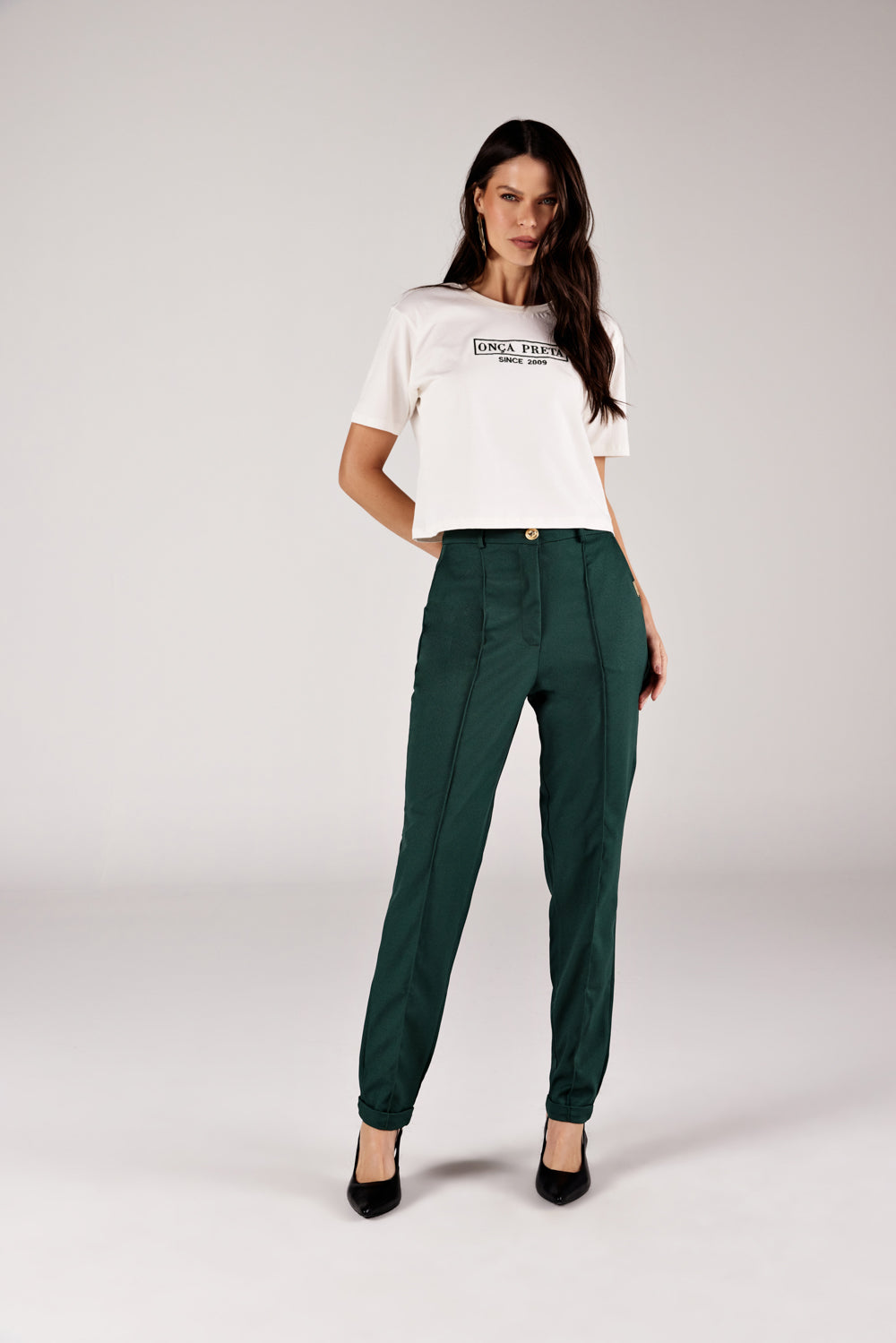 T-shirt off white cropped bordado look completo frontal com calça alfaiataria Onça Preta