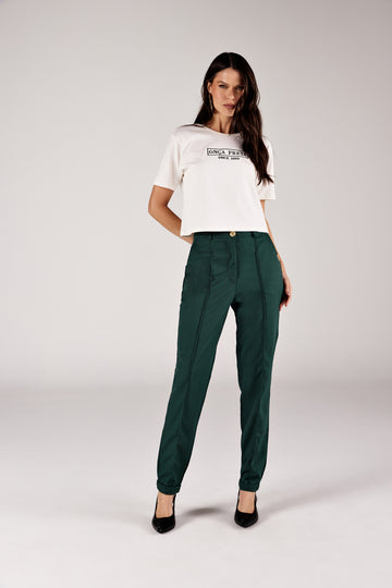 T-shirt off white cropped bordado look completo frontal com calça alfaiataria Onça Preta