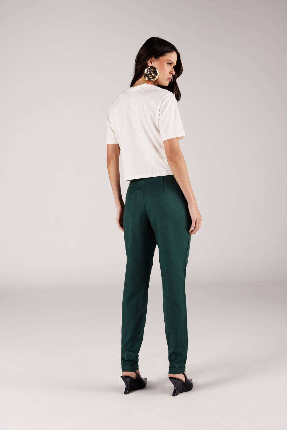  T-shirt off white cropped bordado vista traseira com calça alfaiataria Onça Preta