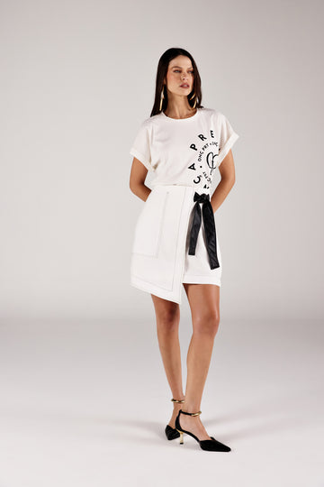 T-shirt off white veludo localizado look completo frontal com saia envelope Onça Preta