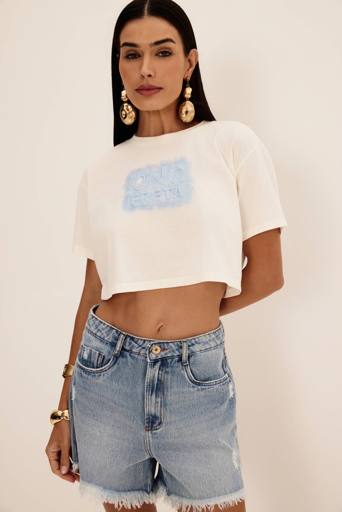 T-shirt cropped embossed com digital off white vista de frente, com logo em relevo e estampa azul